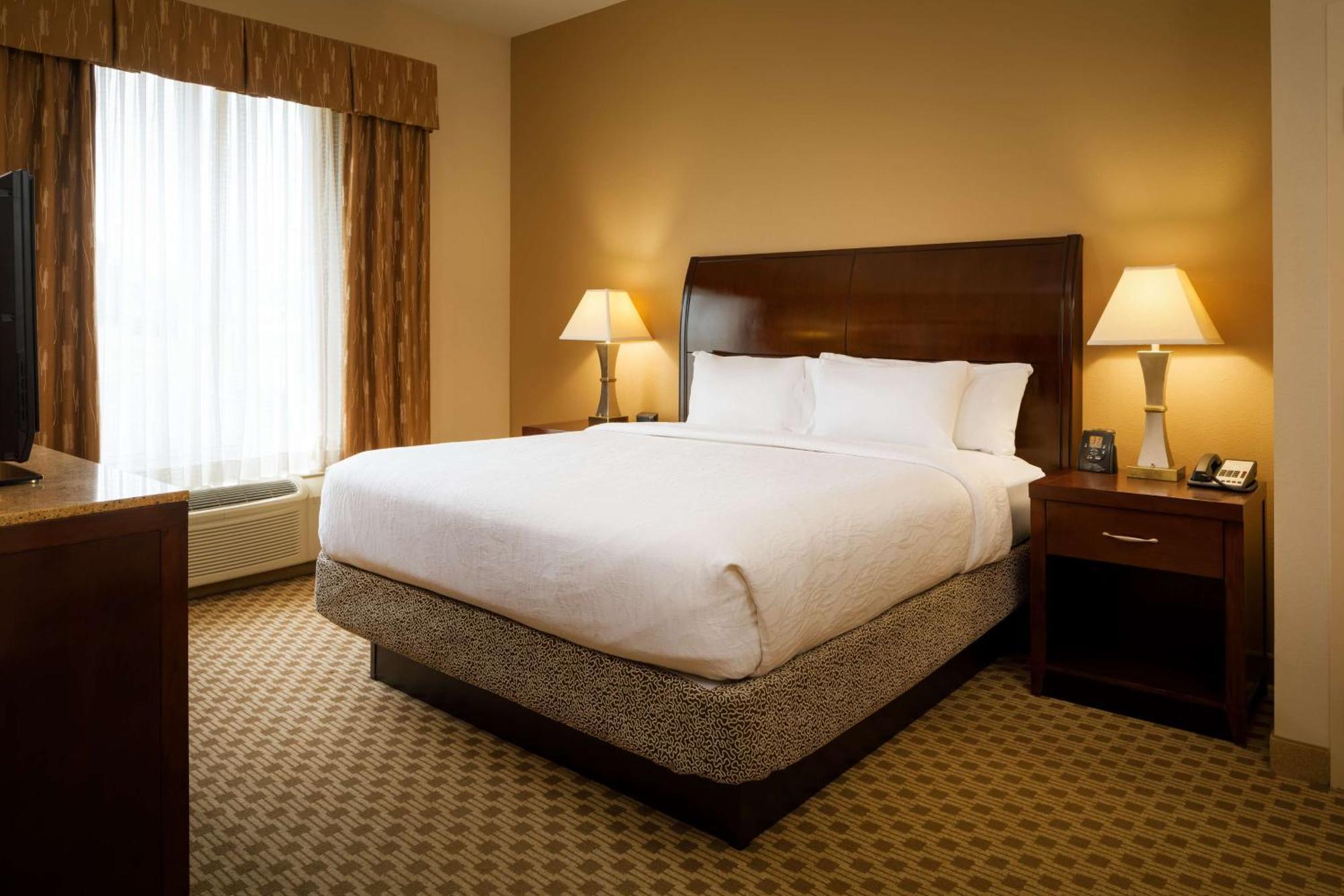 One-Bedroom King Suite with Mobility Accessible Shower