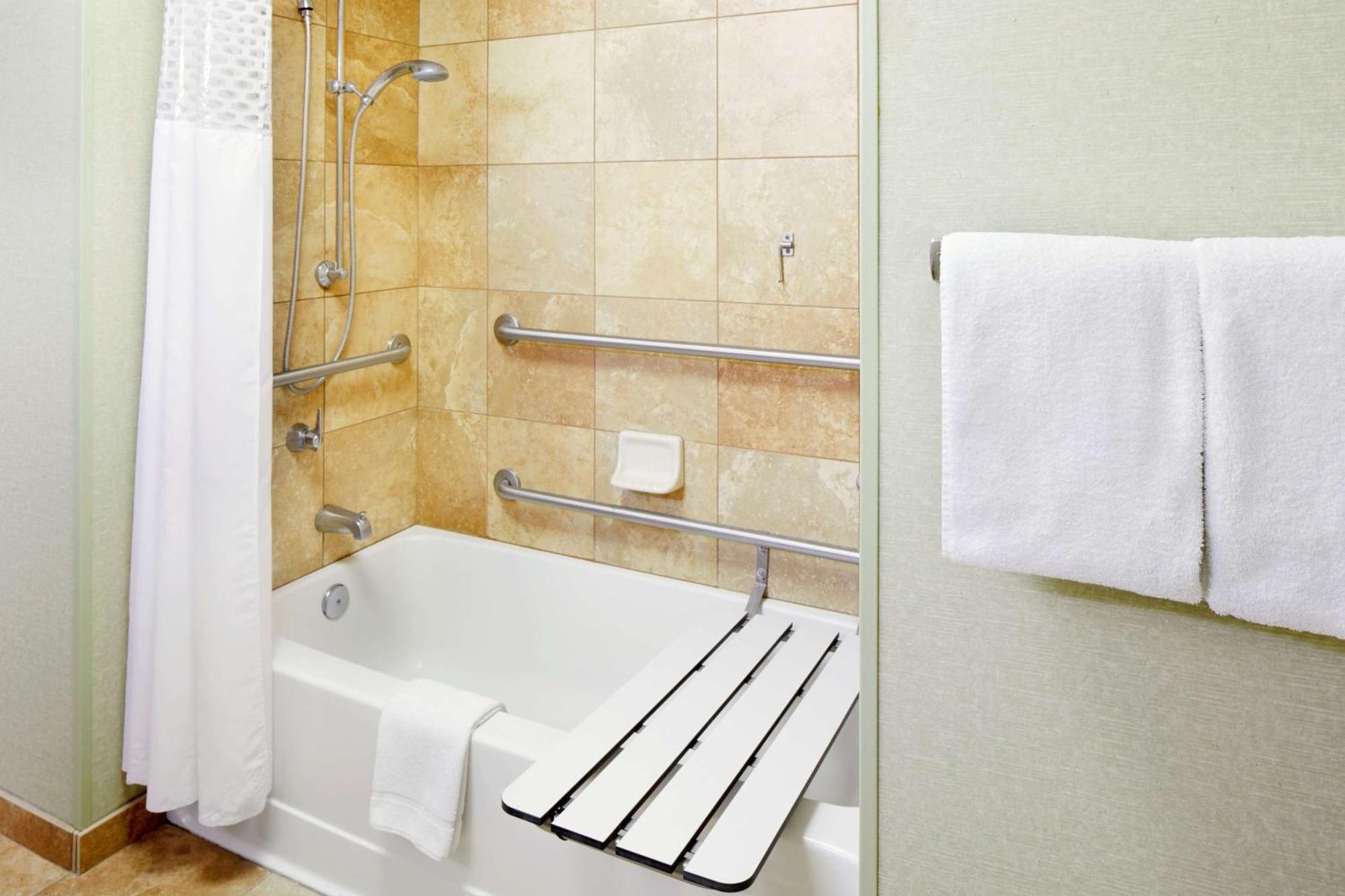 Habitación con 1 cama exgtragrande y bañera accesible - Adaptada para personas con movilidad reducida - No fumadores
