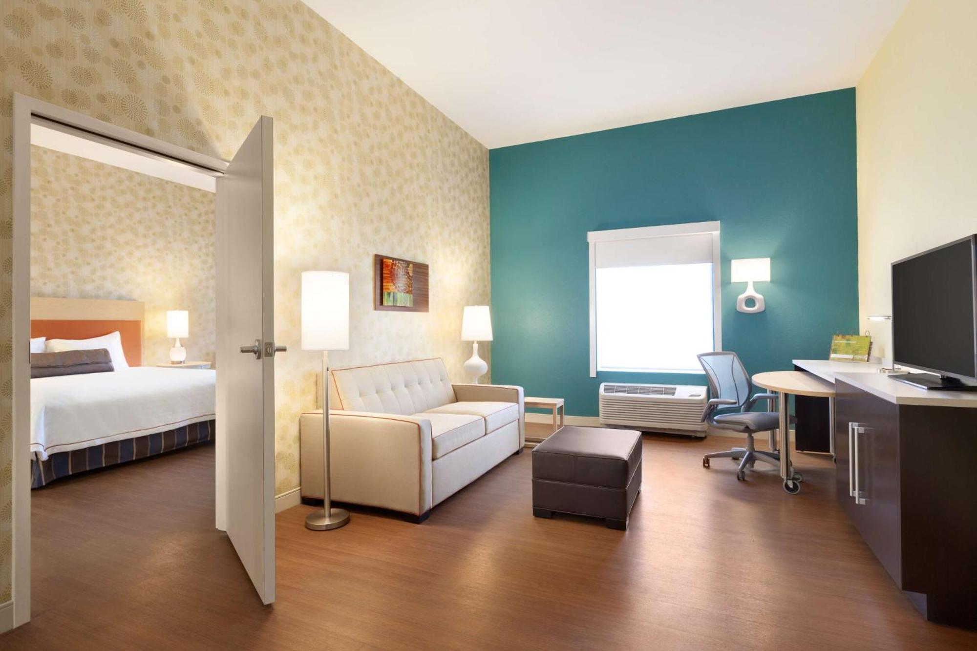 King Suite with Roll-In Shower - Mobility and Hearing Access/Non-Smoking