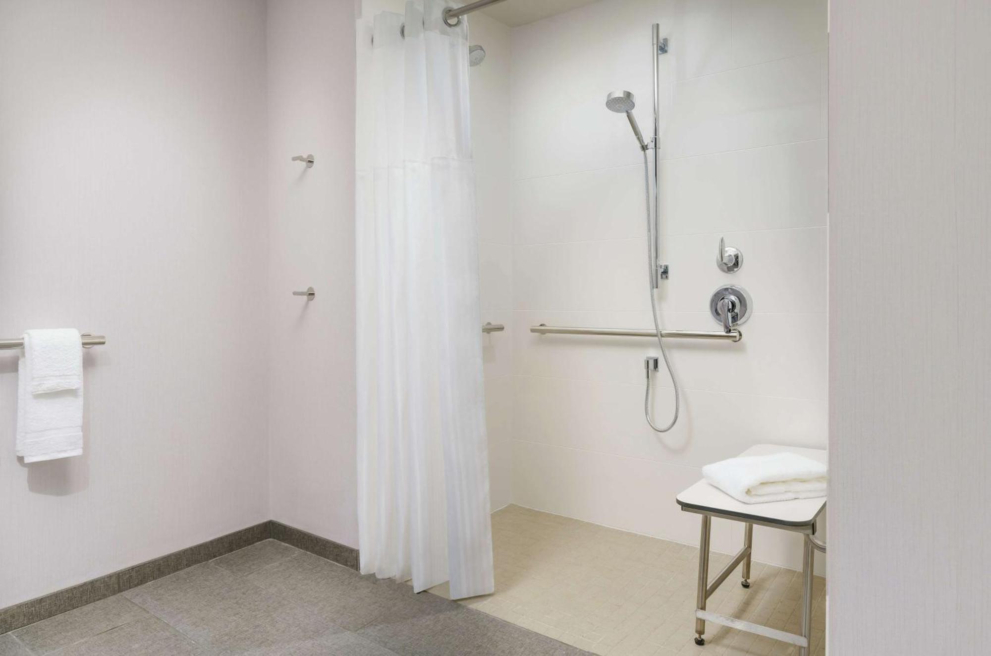 King Room with Roll-In Shower - Mobility Access