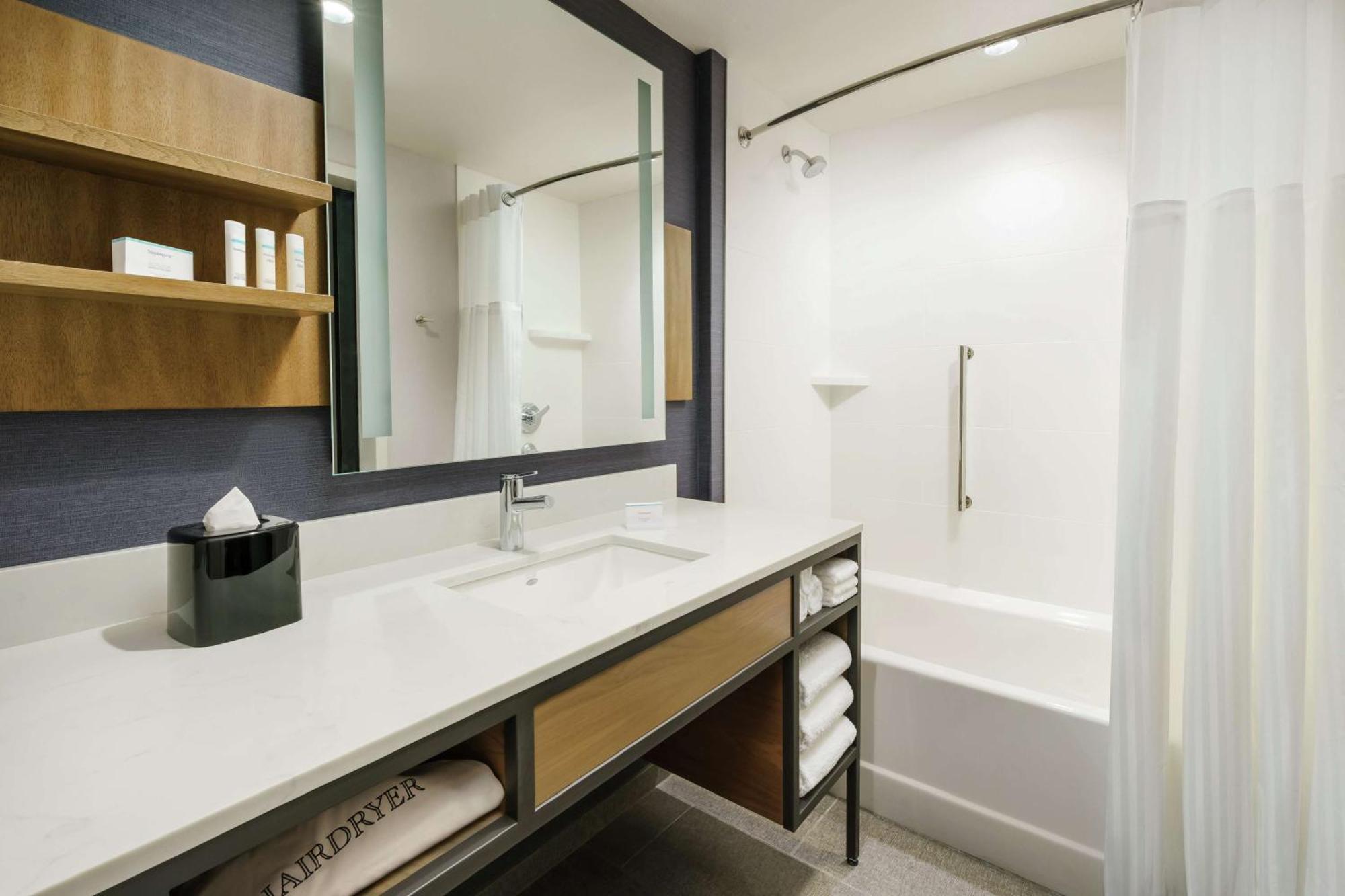 King Room with Accessible Tub - Mobility Access