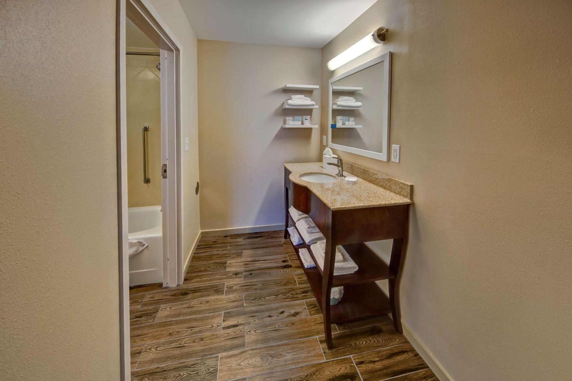 One-Bedroom King Suite - Non-Smoking