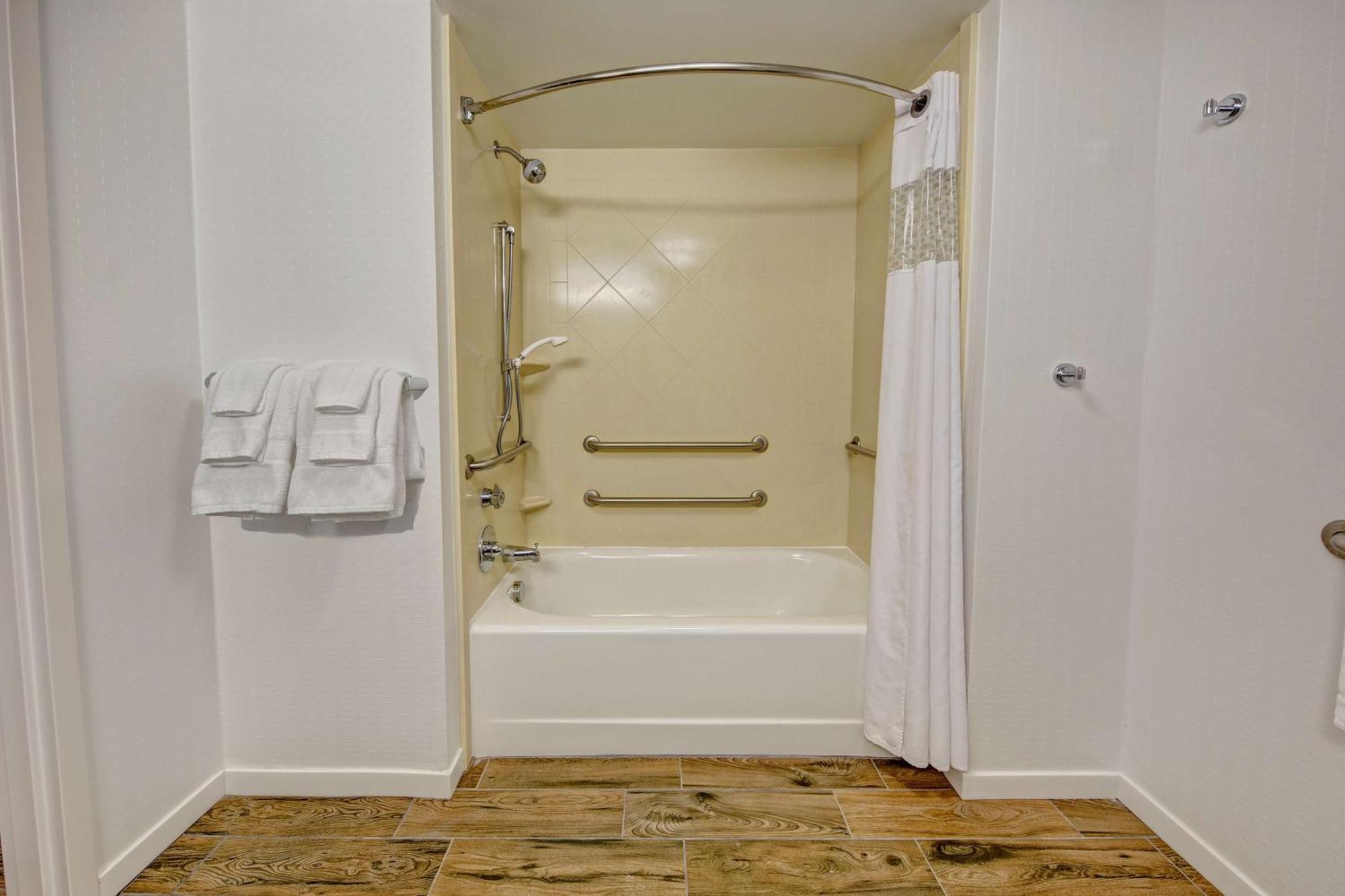 King Room with Accessible Tub - Mobility and Hearing Access/Non-Smoking