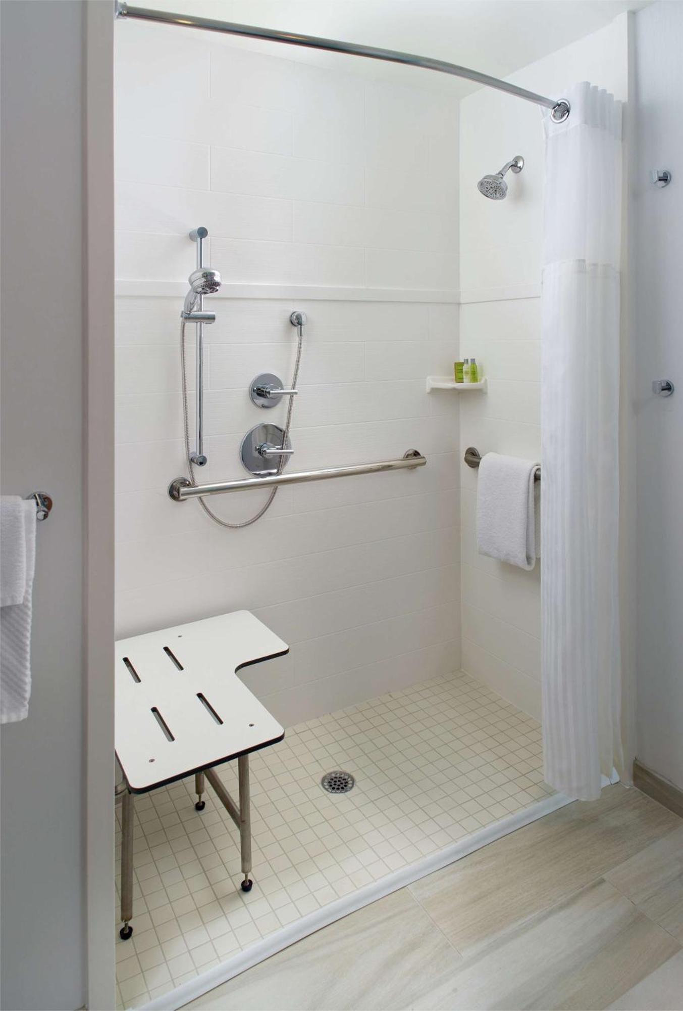 Quarto com cama king-size e chuveiro acessível a cadeirantes - Acessível para pessoas com mobilidade reduzida/deficiência auditiva