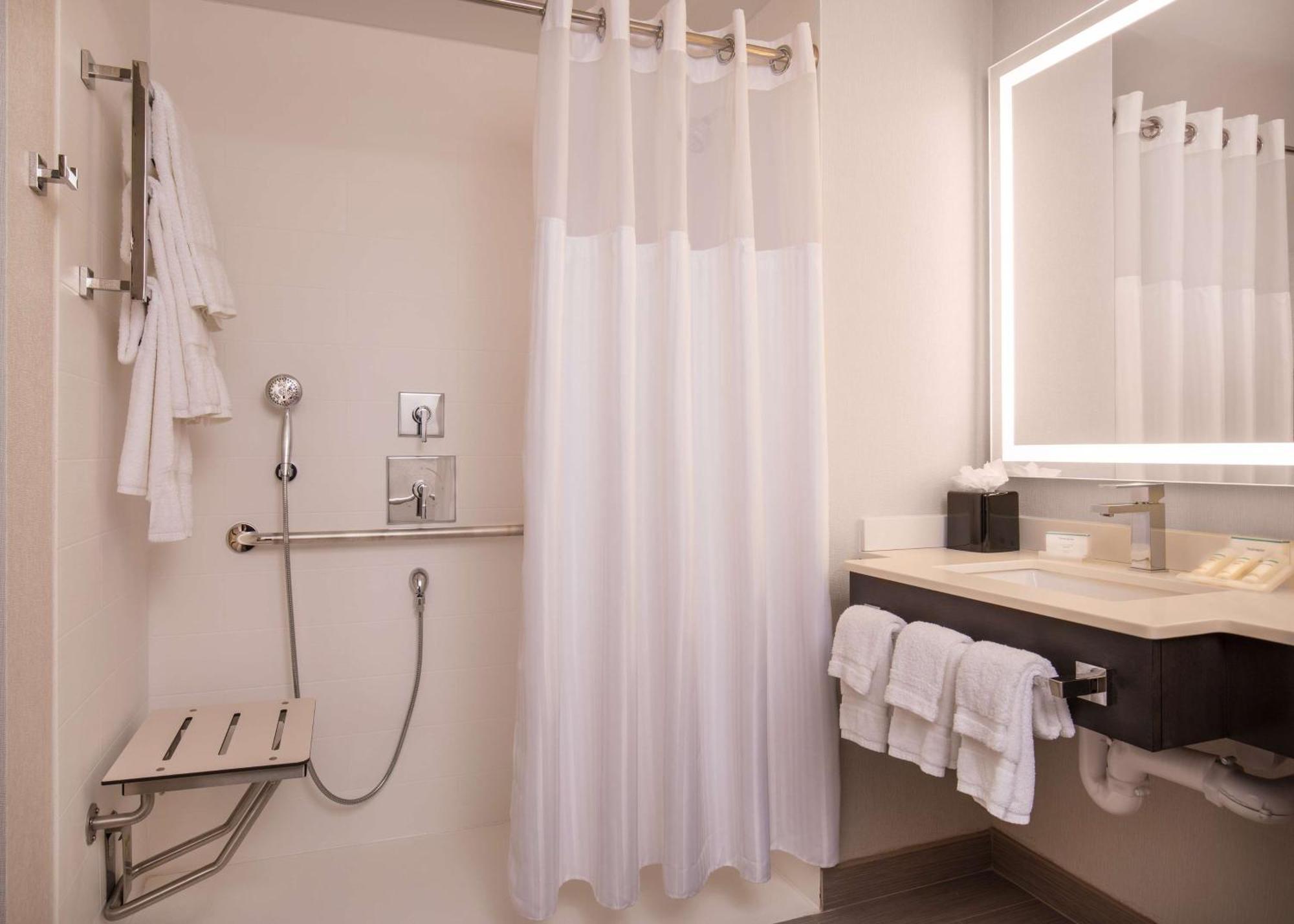 Habitación con ducha a ras de suelo, adaptada para personas de movilidad reducida - Cama extragrande