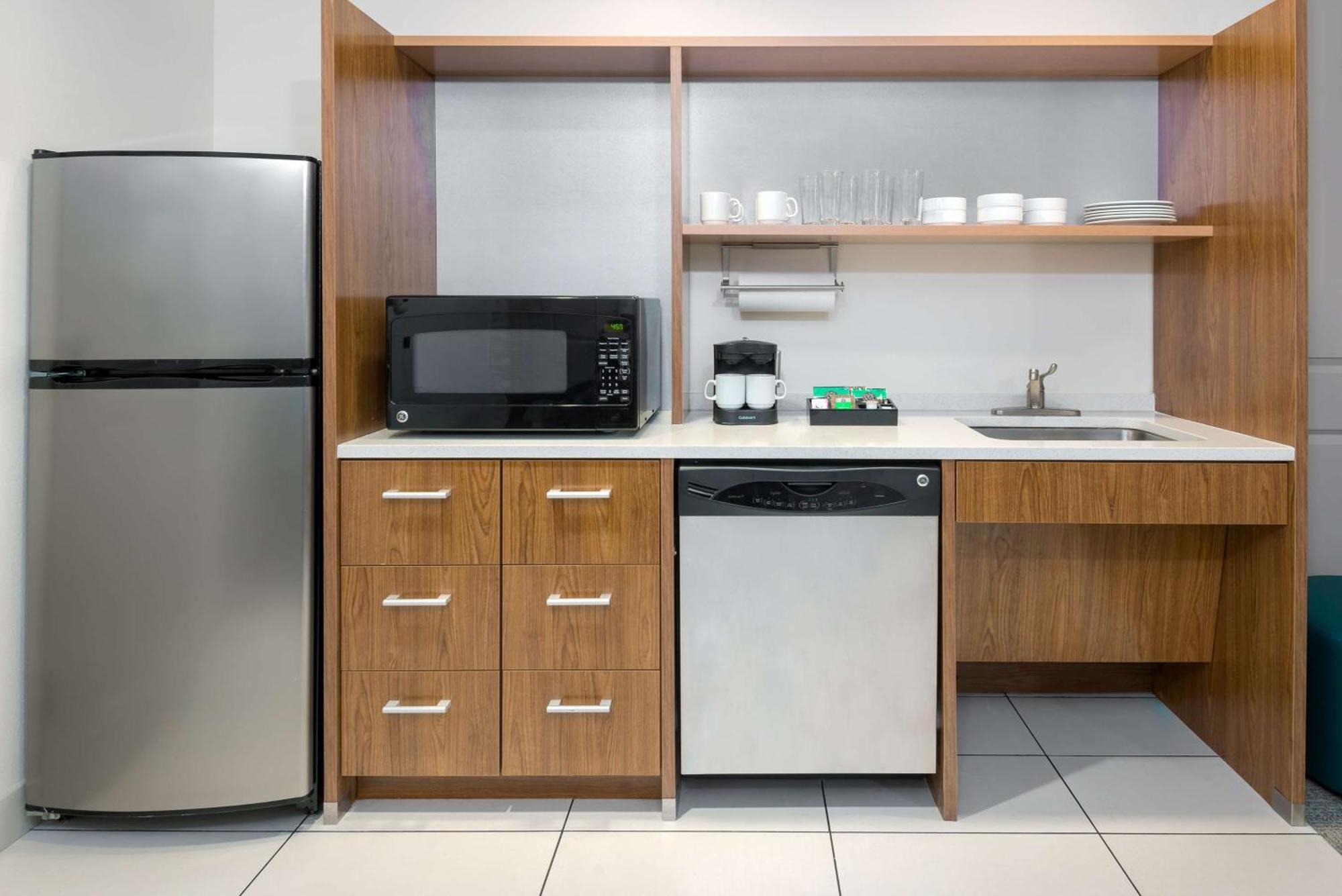 King Suite with Roll-In Shower - Mobility and Hearing Access/Non-Smoking
