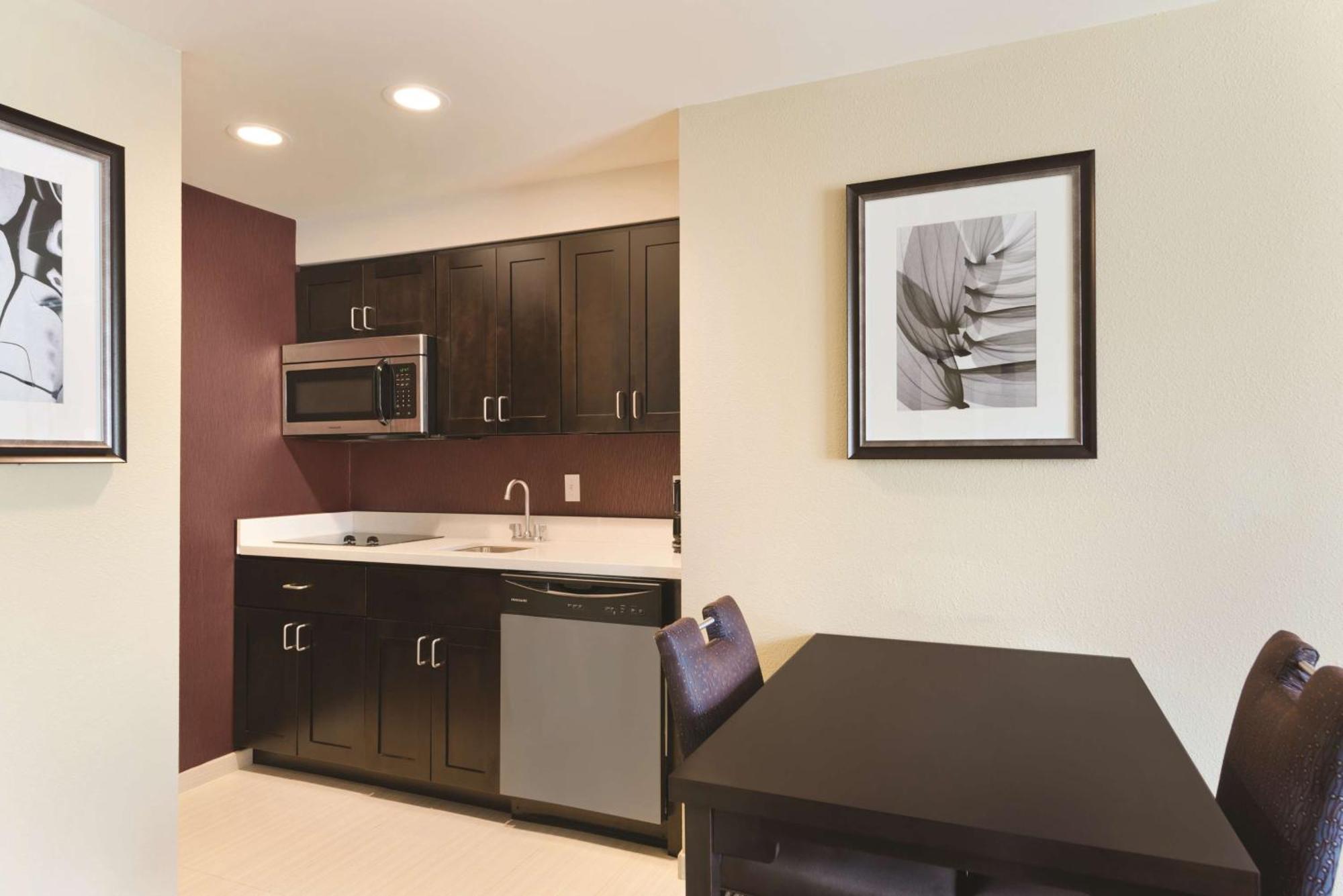 One-Bedroom Queen Suite with Two Queen Beds - Non-Smoking