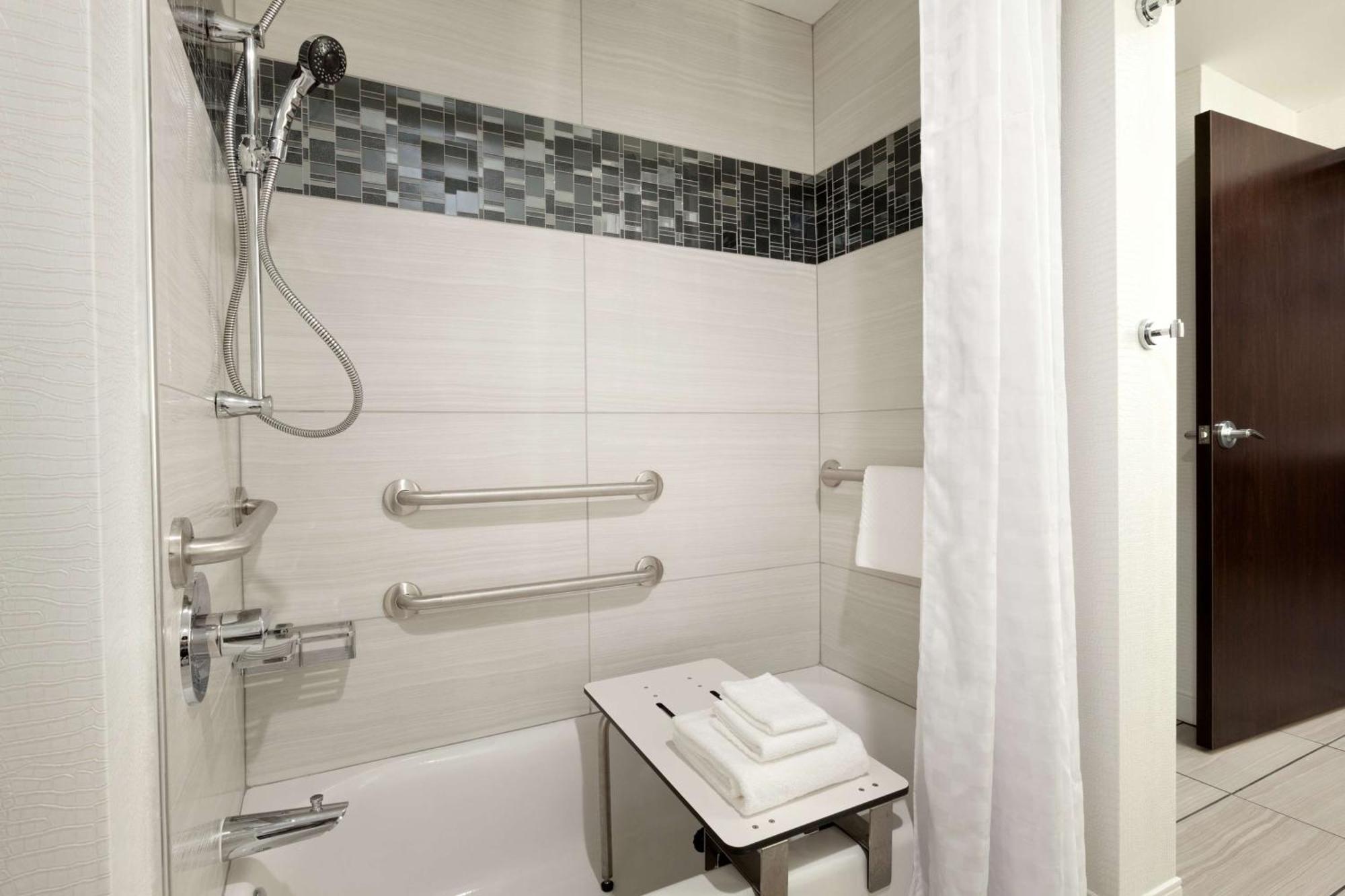 King Studio Suite - Access Tub