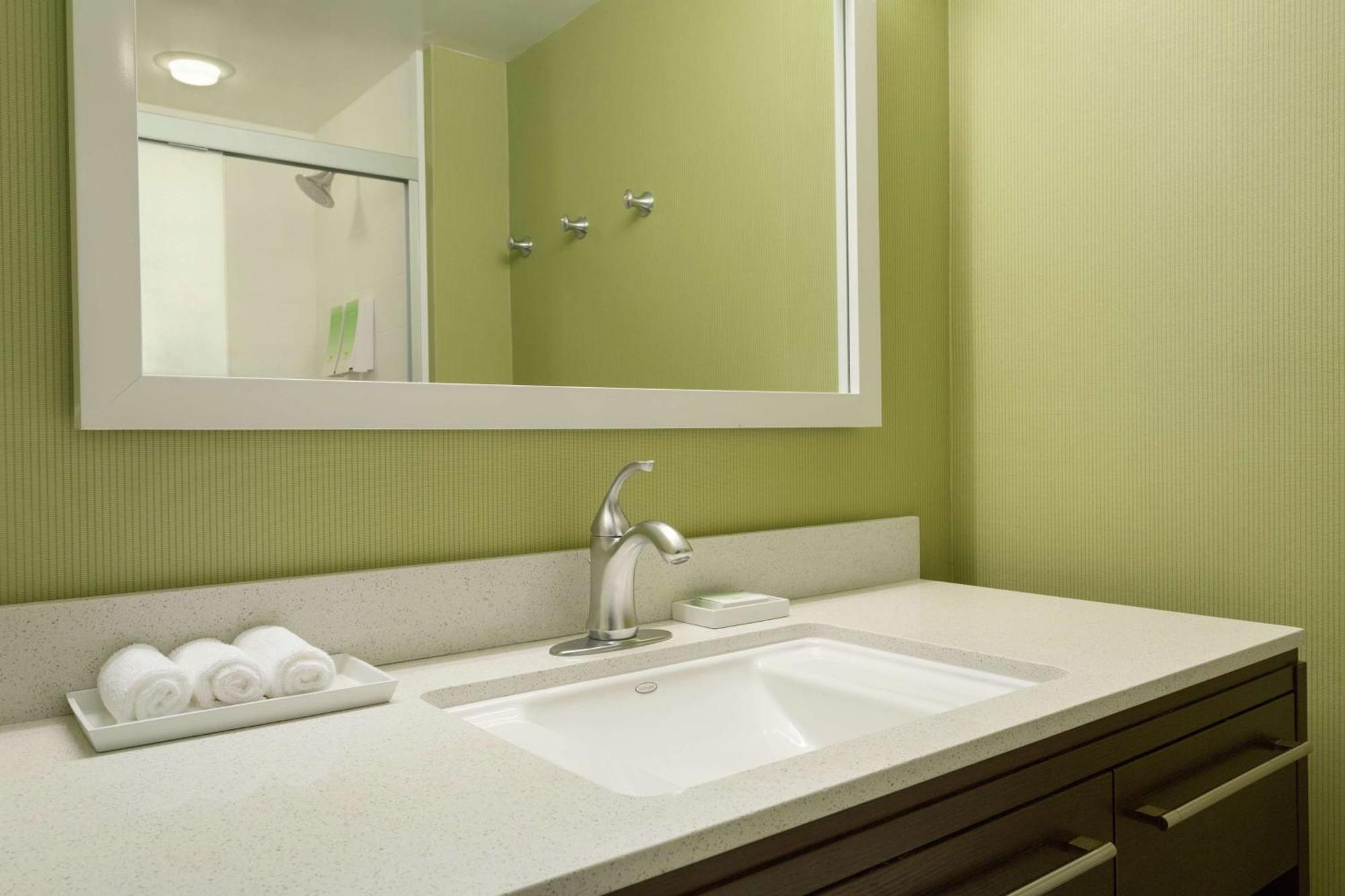 King Studio Suite with Bath Tub - Mobility Accessible