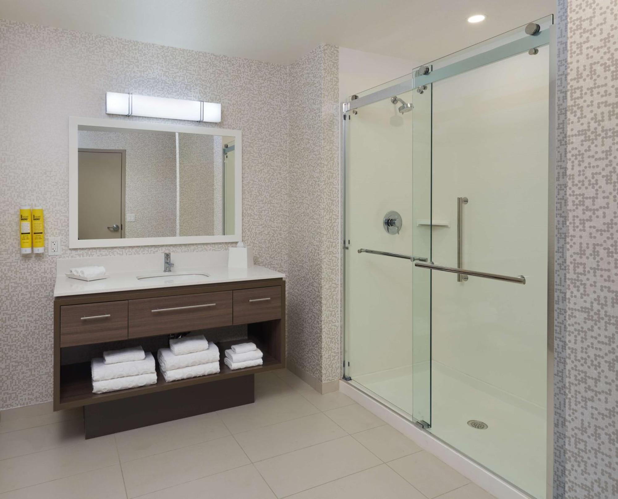 Estudio con cama extragrande y ducha accesible en silla de ruedas - Adaptado para personas con movilidad reducida - No fumadores