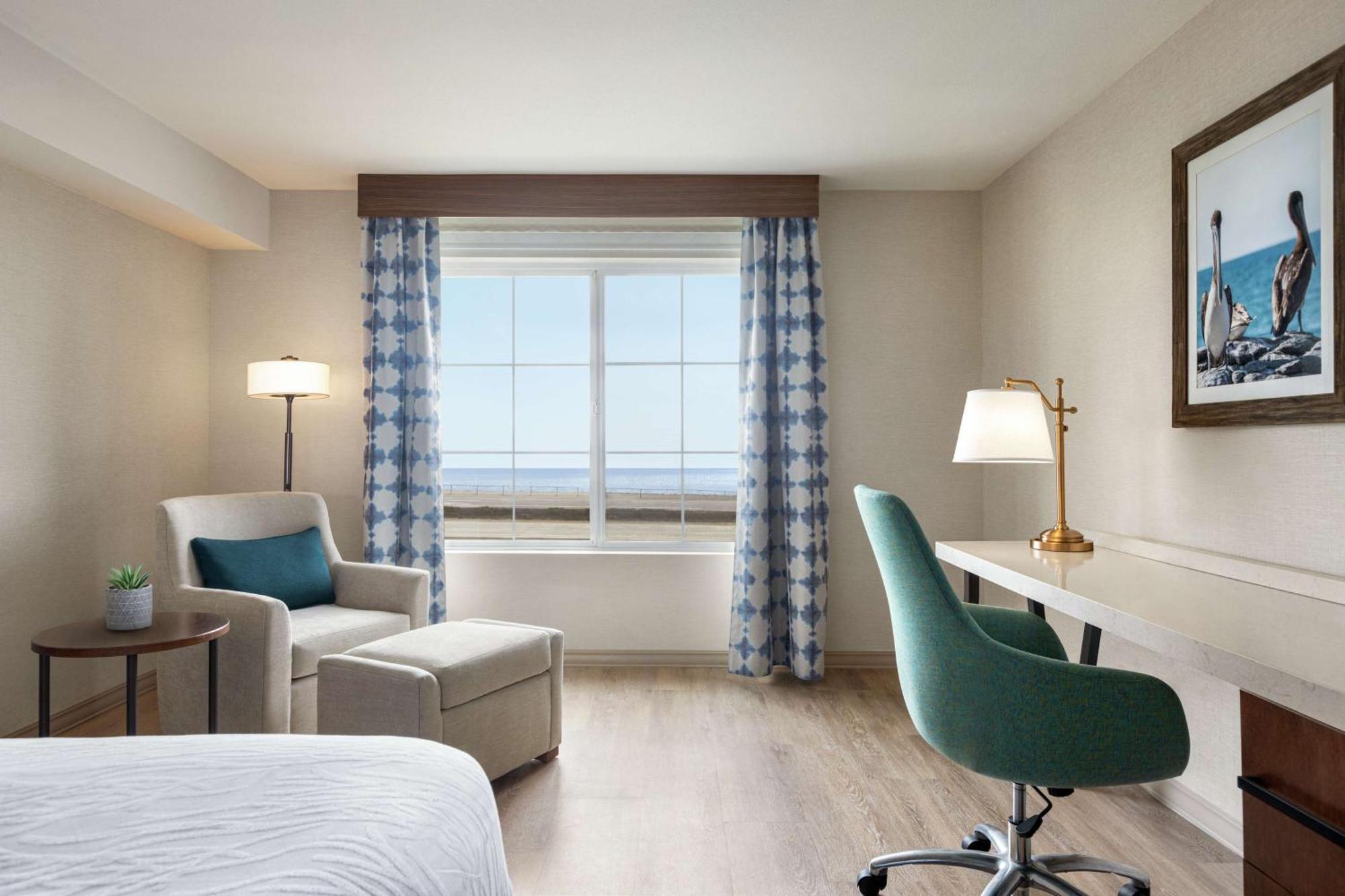Habitación con cama extragrande y vistas al mar
