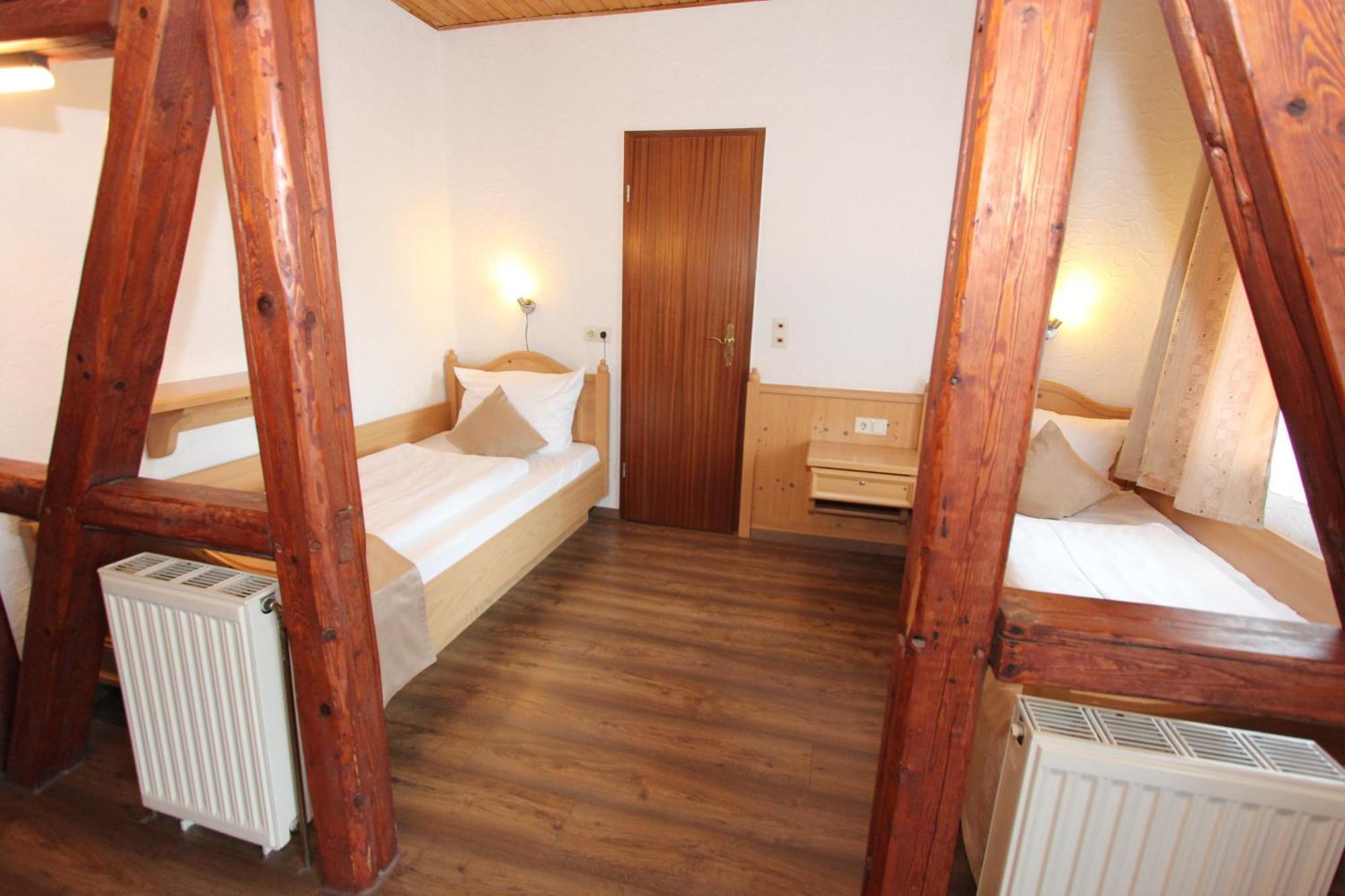 Doppel-/Zweibettzimmer mit Bad