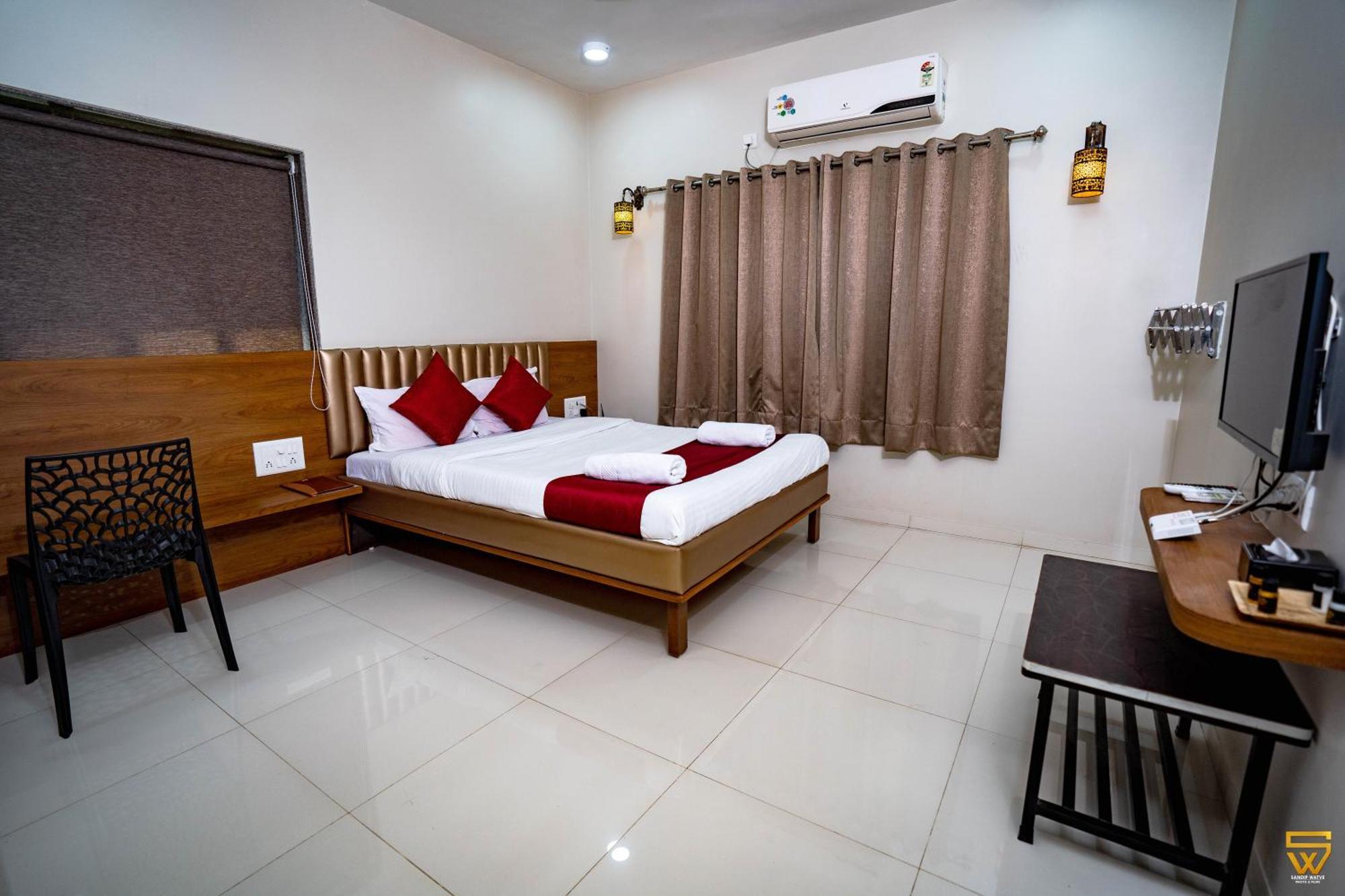 Deluxe Room (2 Adults + 1 Child)