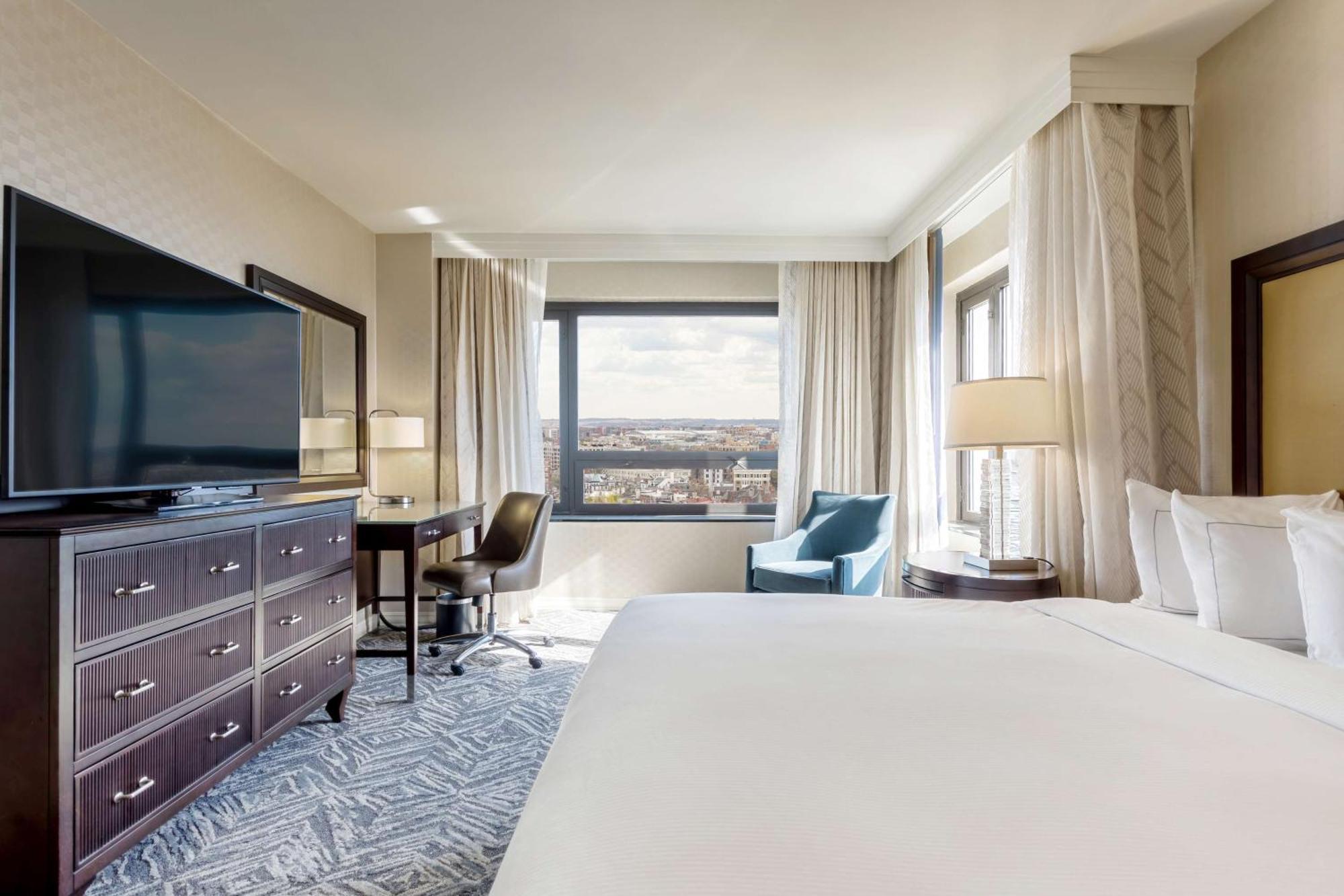 Chambre Lit King-Size avec Baignoire - Accessible aux Personnes à Mobilité Réduite et Adaptée aux Personnes Malentendantes