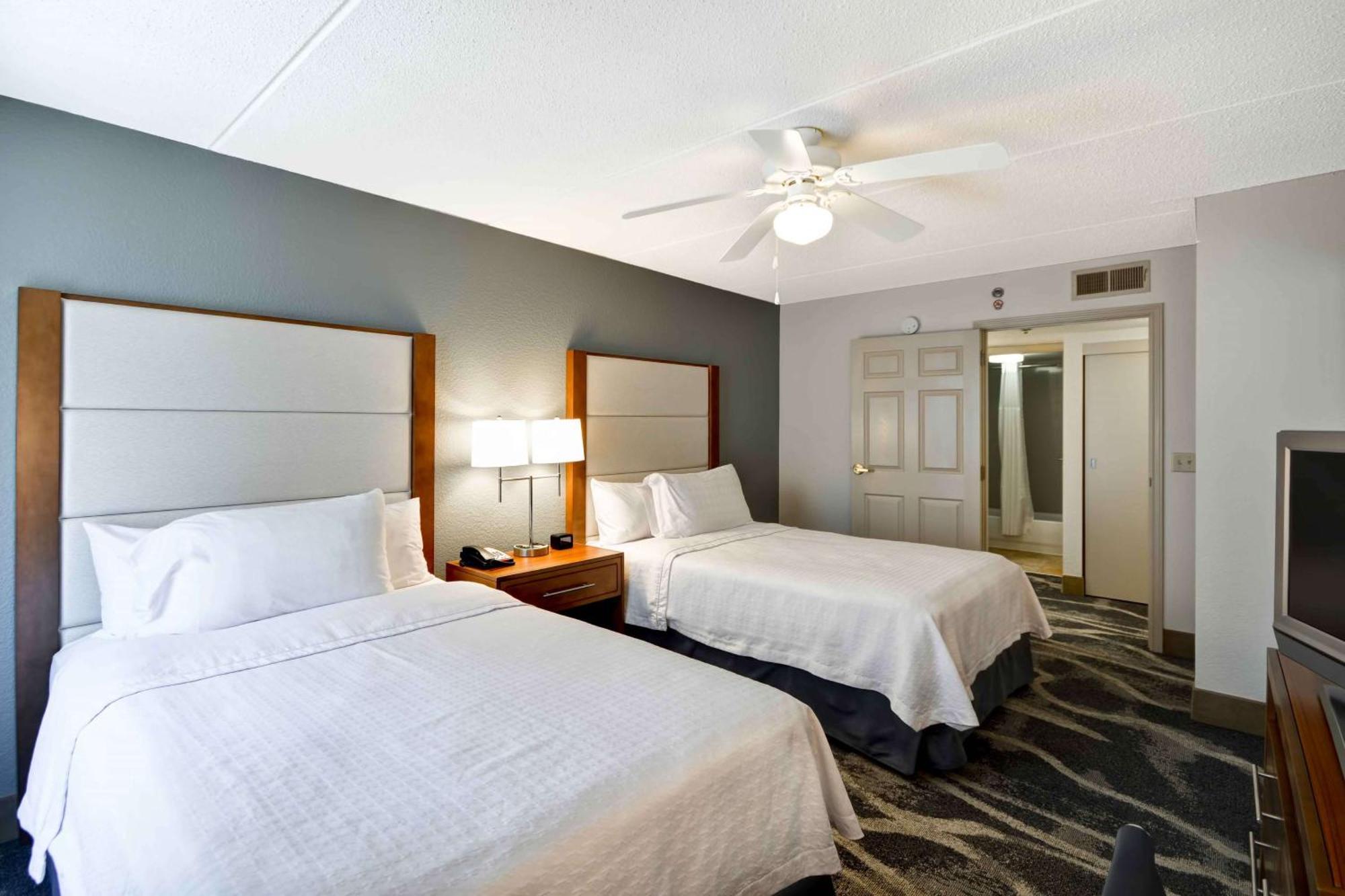Suite 2 Chambres avec 1 Lit King-Size et 2 Lits Doubles - Non-Fumeurs