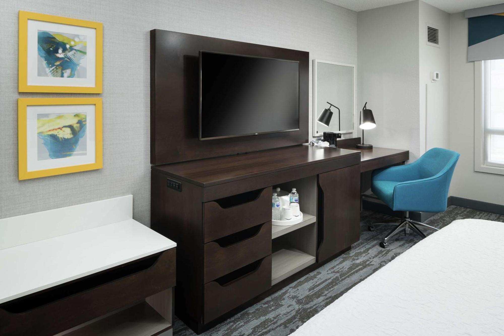Habitación con cama extragrande y sofá cama