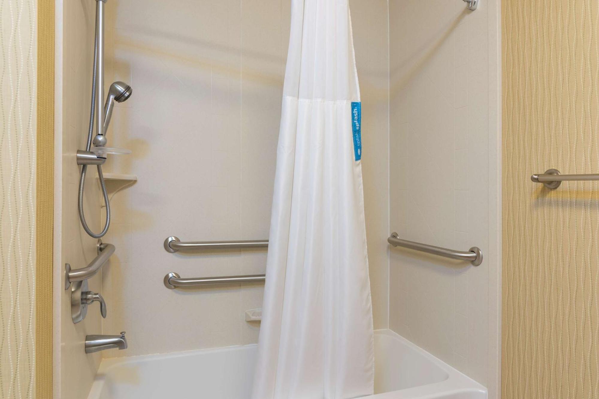 Queen Room with Bath Tub - Disability Access/Non-Smoking
