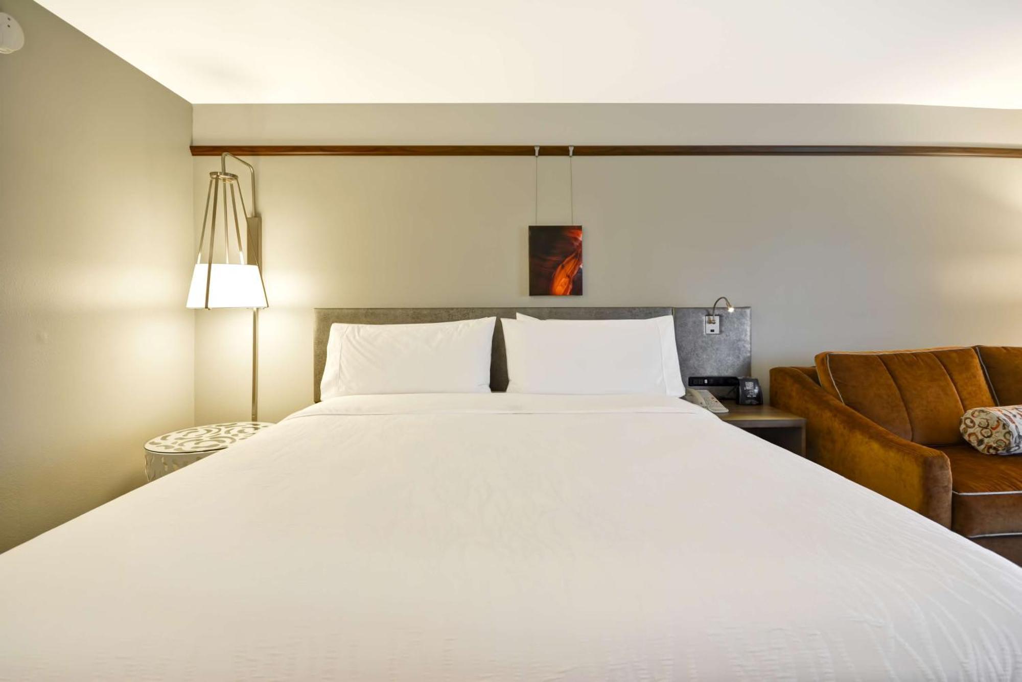 King Room with Accessible Tub - Mobility Access