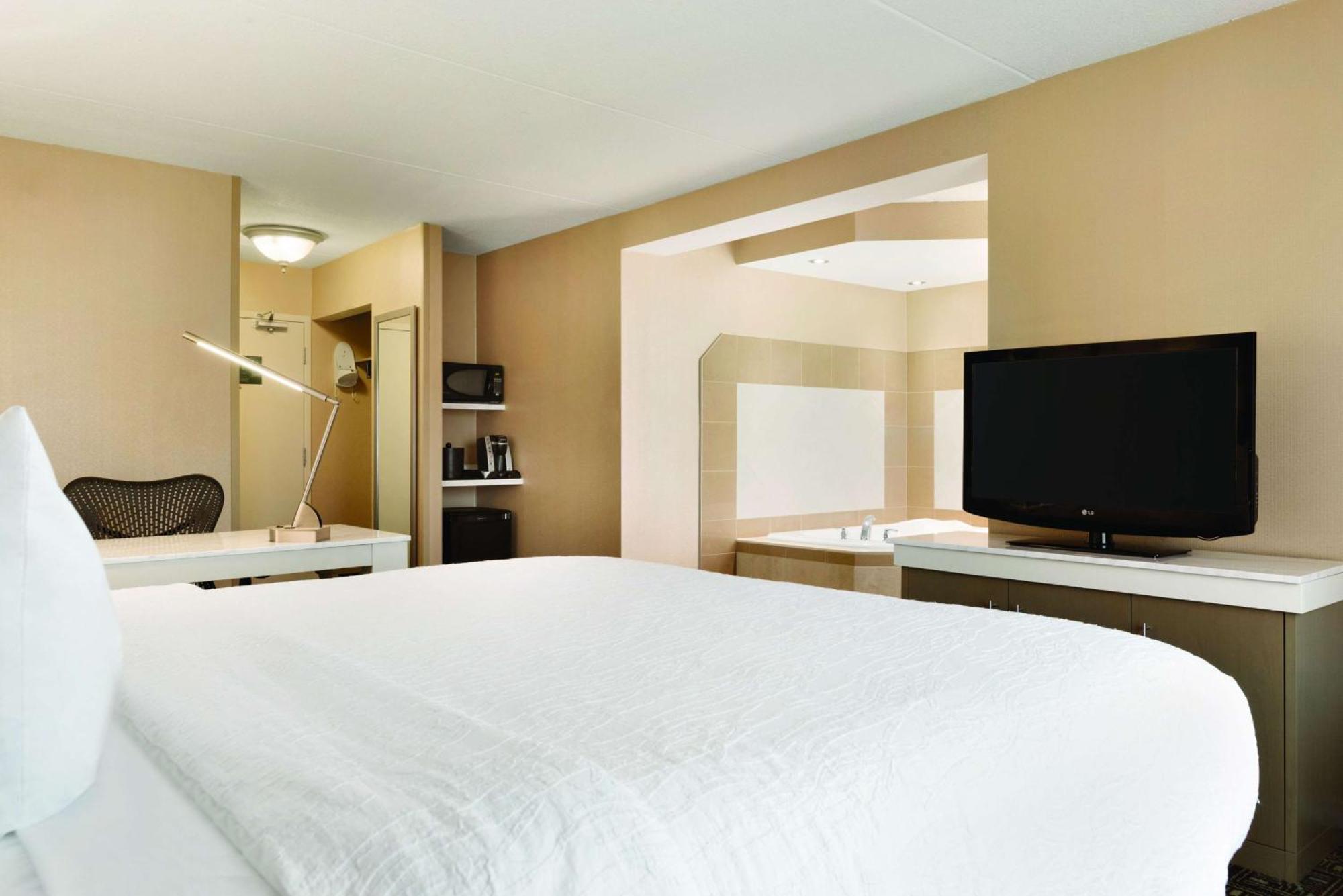 Zimmer mit Kingsize-Bett und Whirlpool