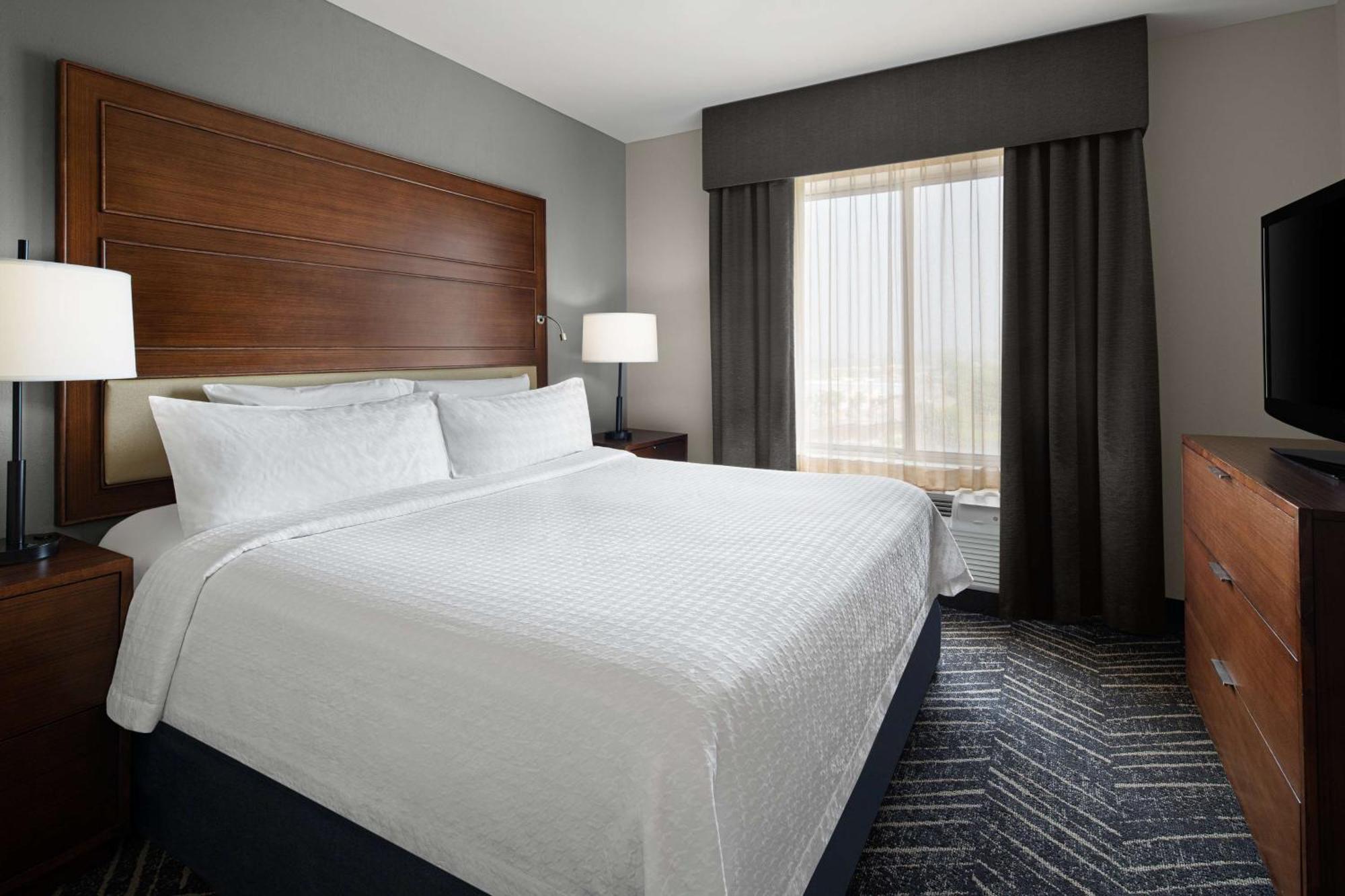 One-Bedroom King Suite - Non-Smoking