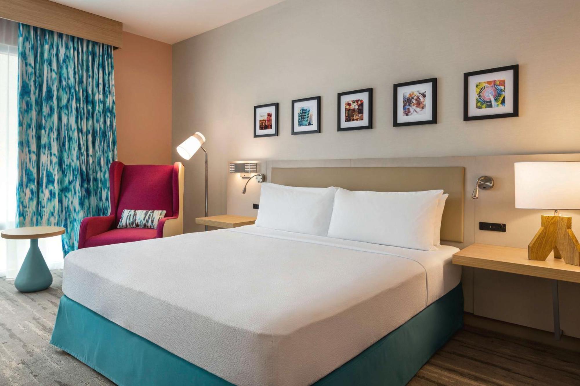 Chambre Lit King-Size avec Baignoire - Accessible aux Personnes à Mobilité Réduite