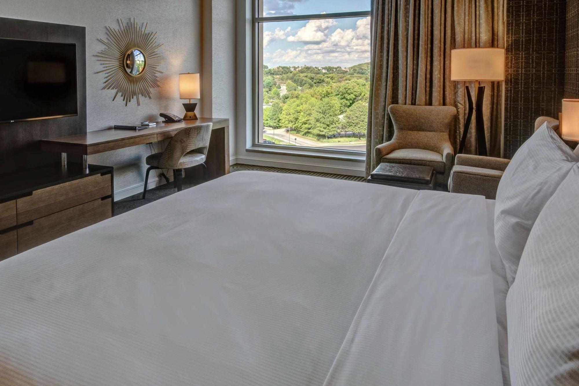 King Room with Mobility Accessible Tub