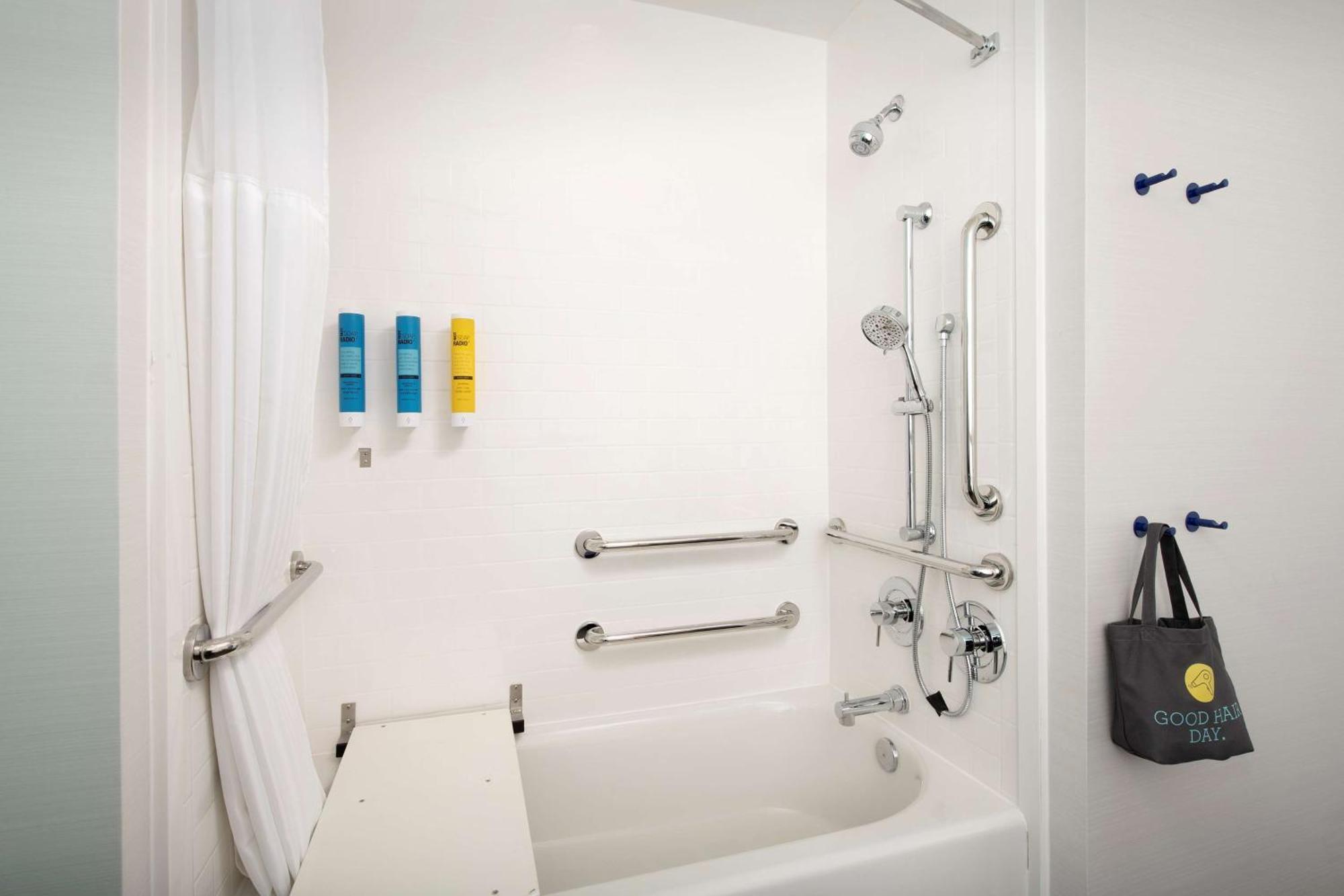 Habitación con cama extragrande y bañera - Adaptada para personas con déficit de audición