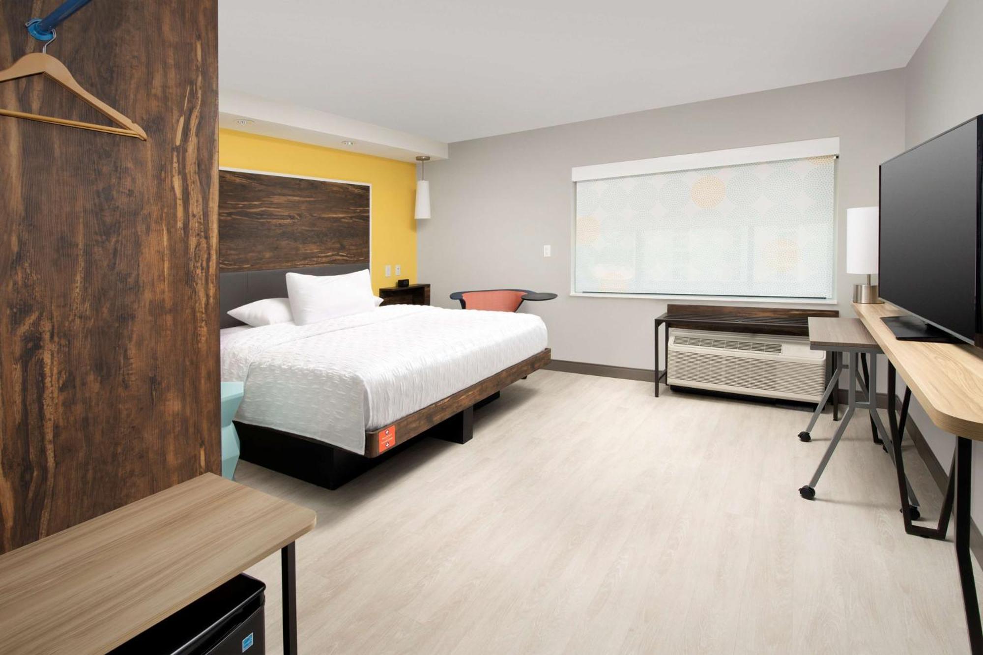 Habitación con cama extragrande.