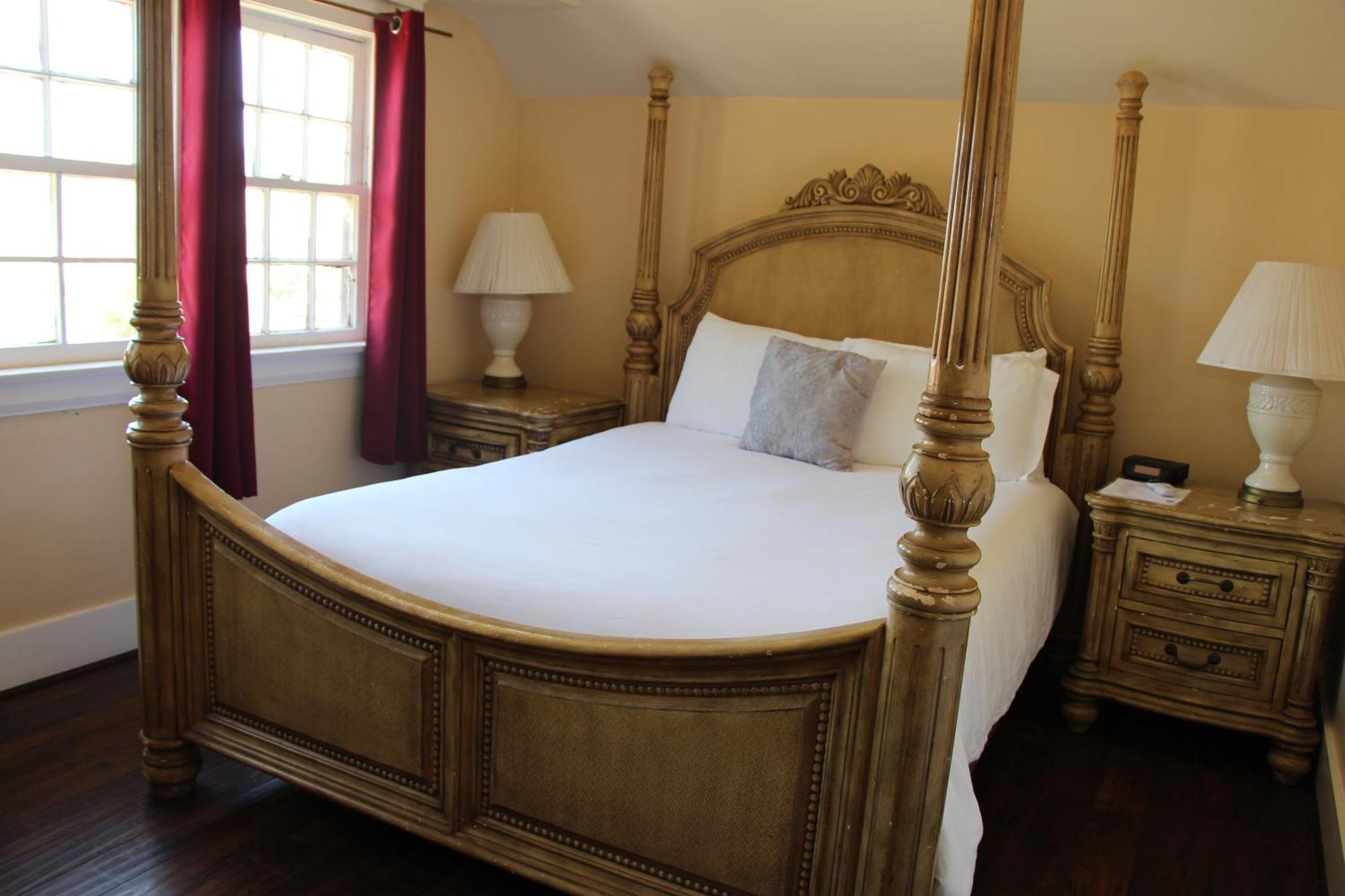 Habitación con cama grande y bañera de hidromasaje
