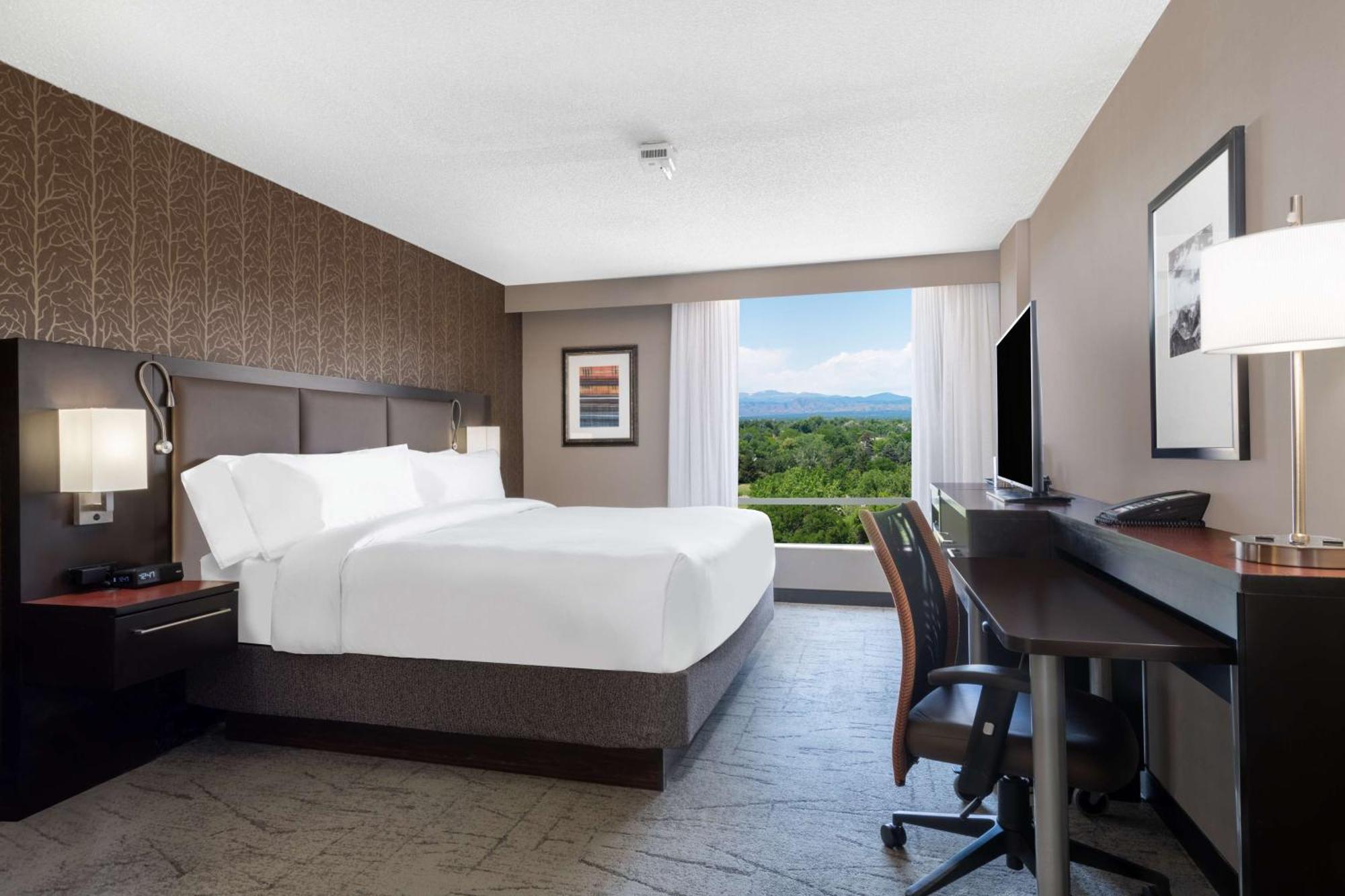 Habitación adaptada para personas con discapacidad auditiva con vistas a las montañas - Cama extragrande