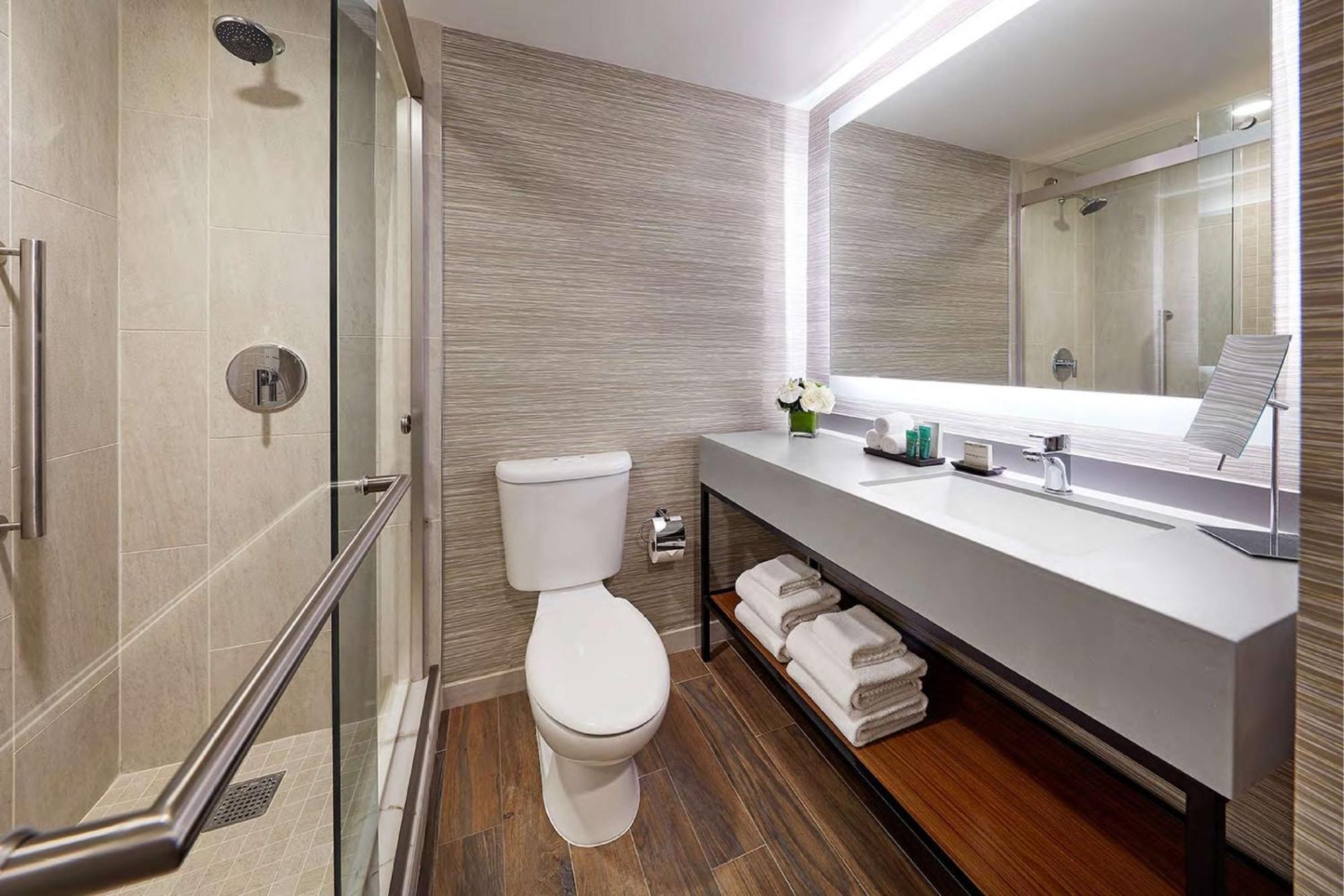 Habitación con cama extragrande.