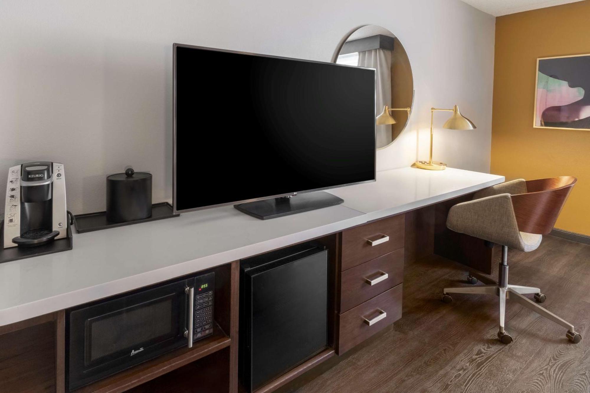 Habitación con cama extragrande.
