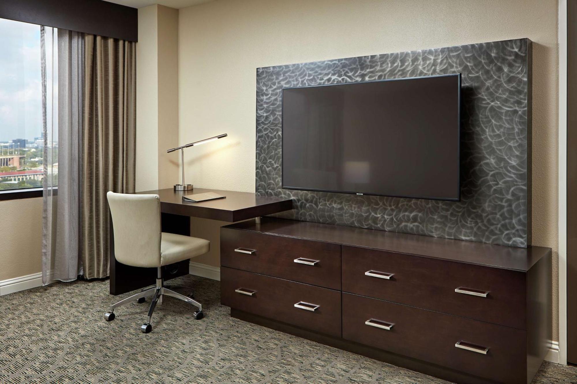 Zimmer mit Kingsize-Bett und barrierefreier Badewanne