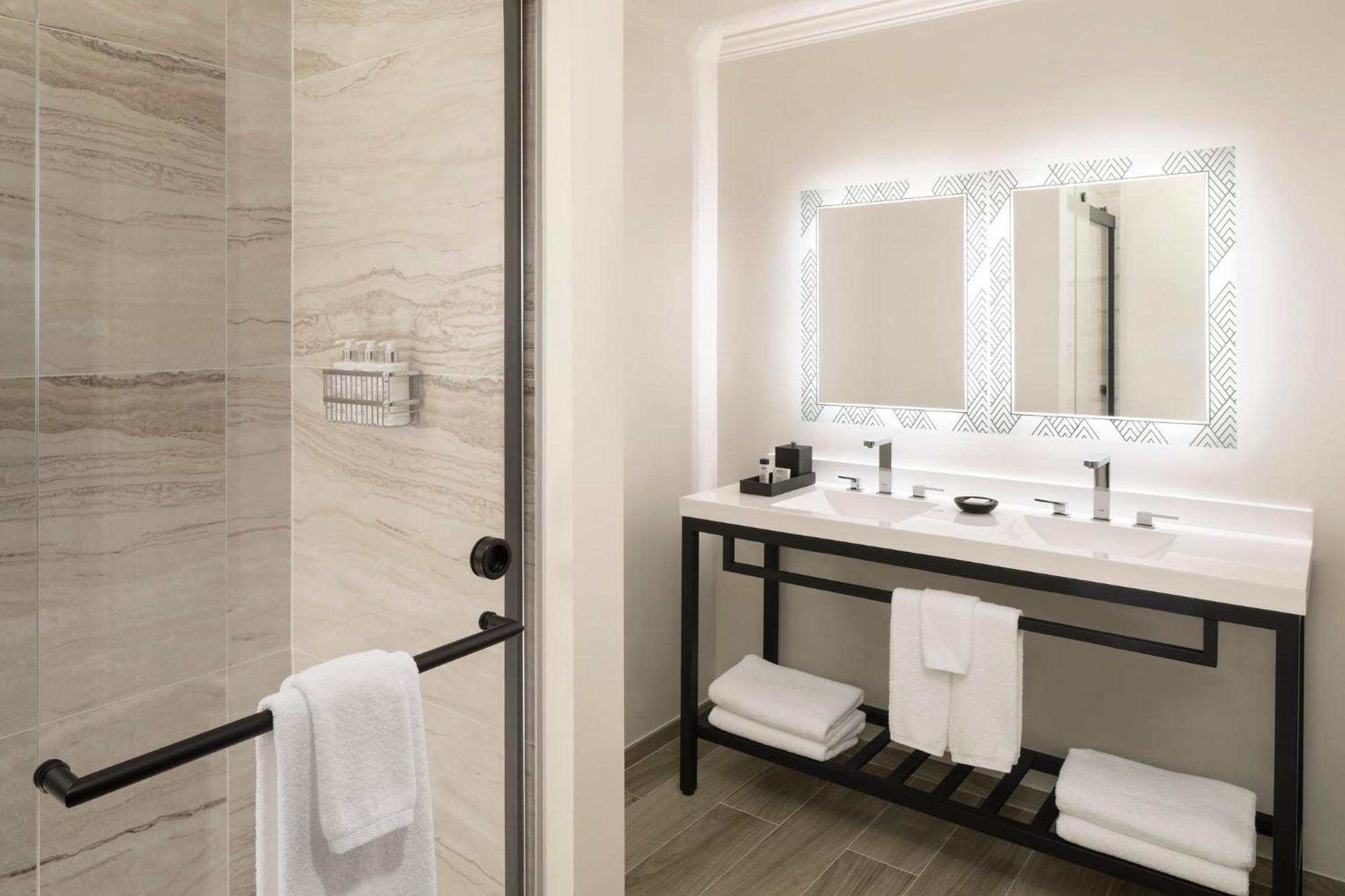 Deluxe Family Suite,1552422325:JPEG