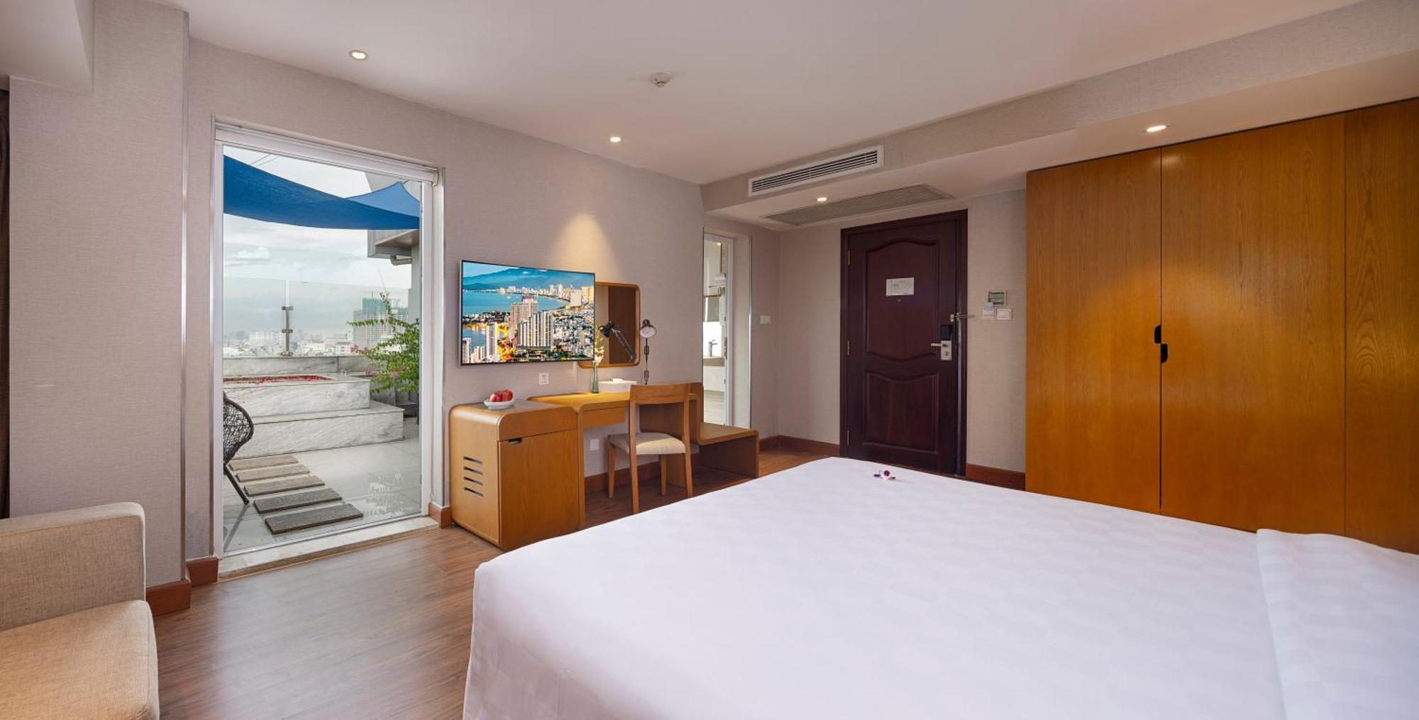 Signature Retreat Suite - Daily Free Afternoon & Mini Bar