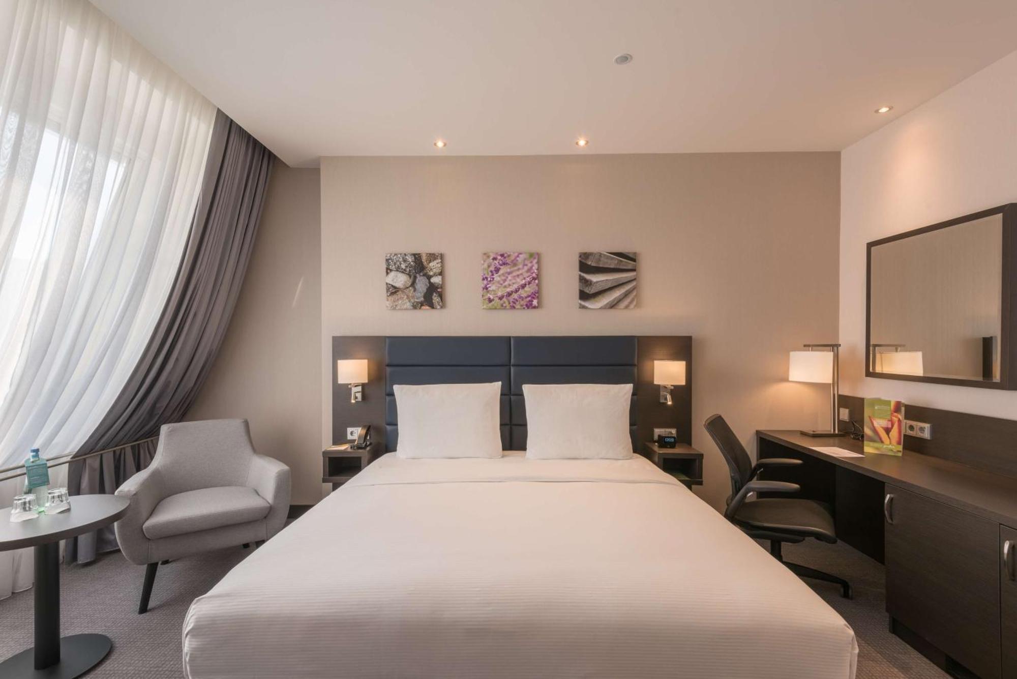 Junior Queen Suite,1552474066:JPEG