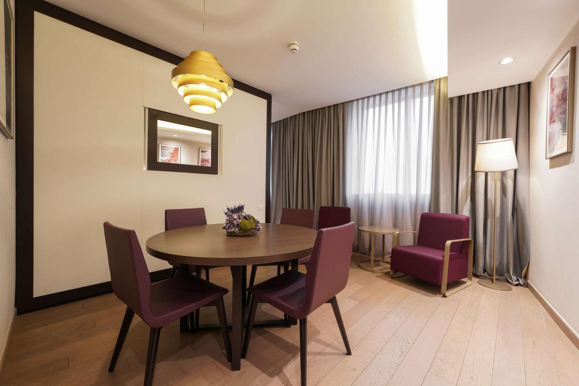 One-Bedroom King Suite