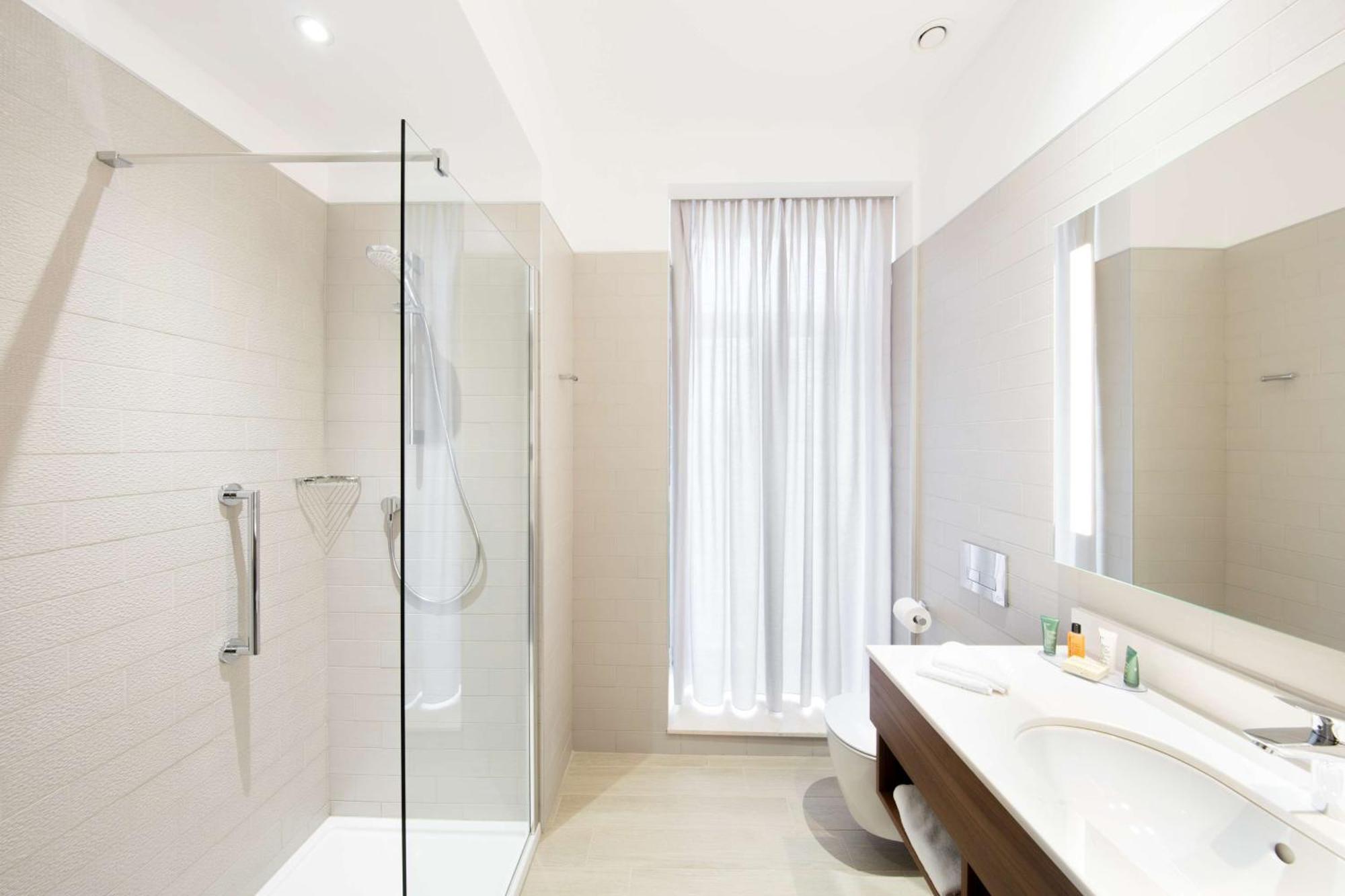 Deluxe King Room with City View