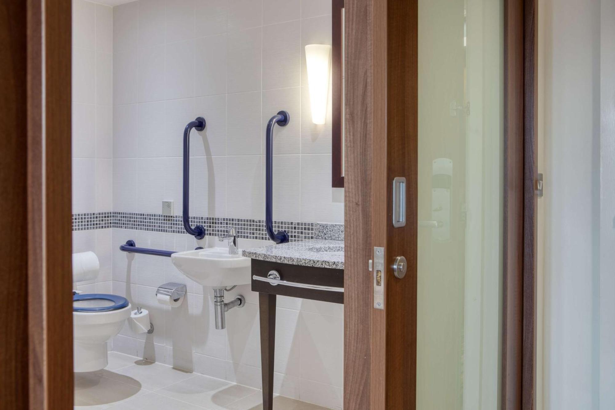 Chambre Lit Queen-Size Accessible aux Personnes à Mobilité Réduite