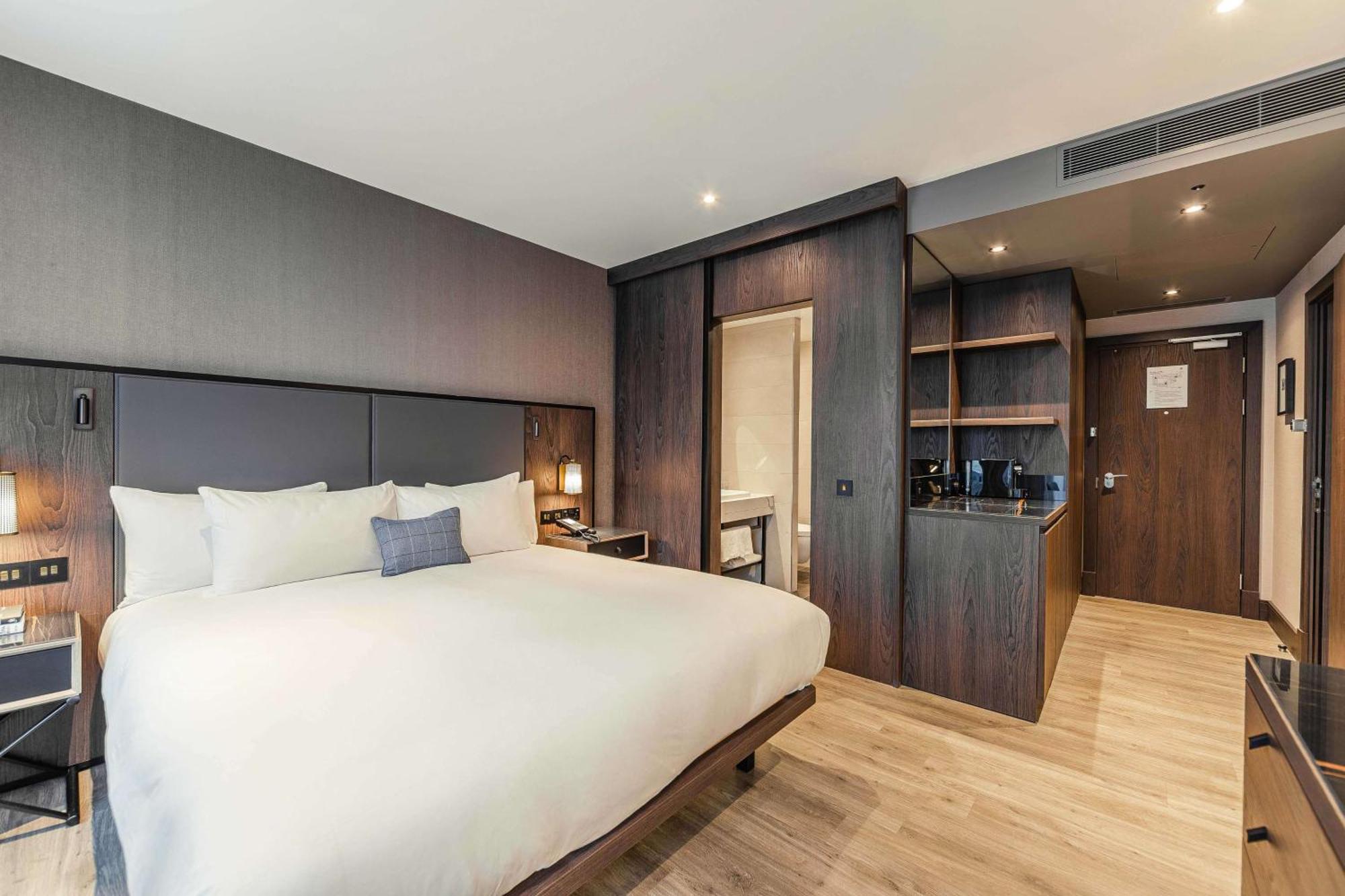 Habitación con cama extragrande.
