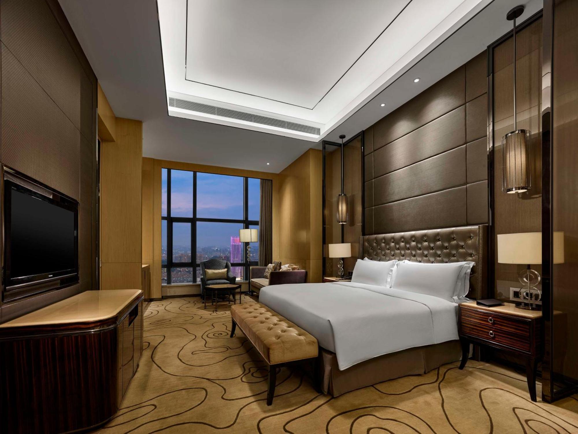 Deluxe King Suite - Lounge Access