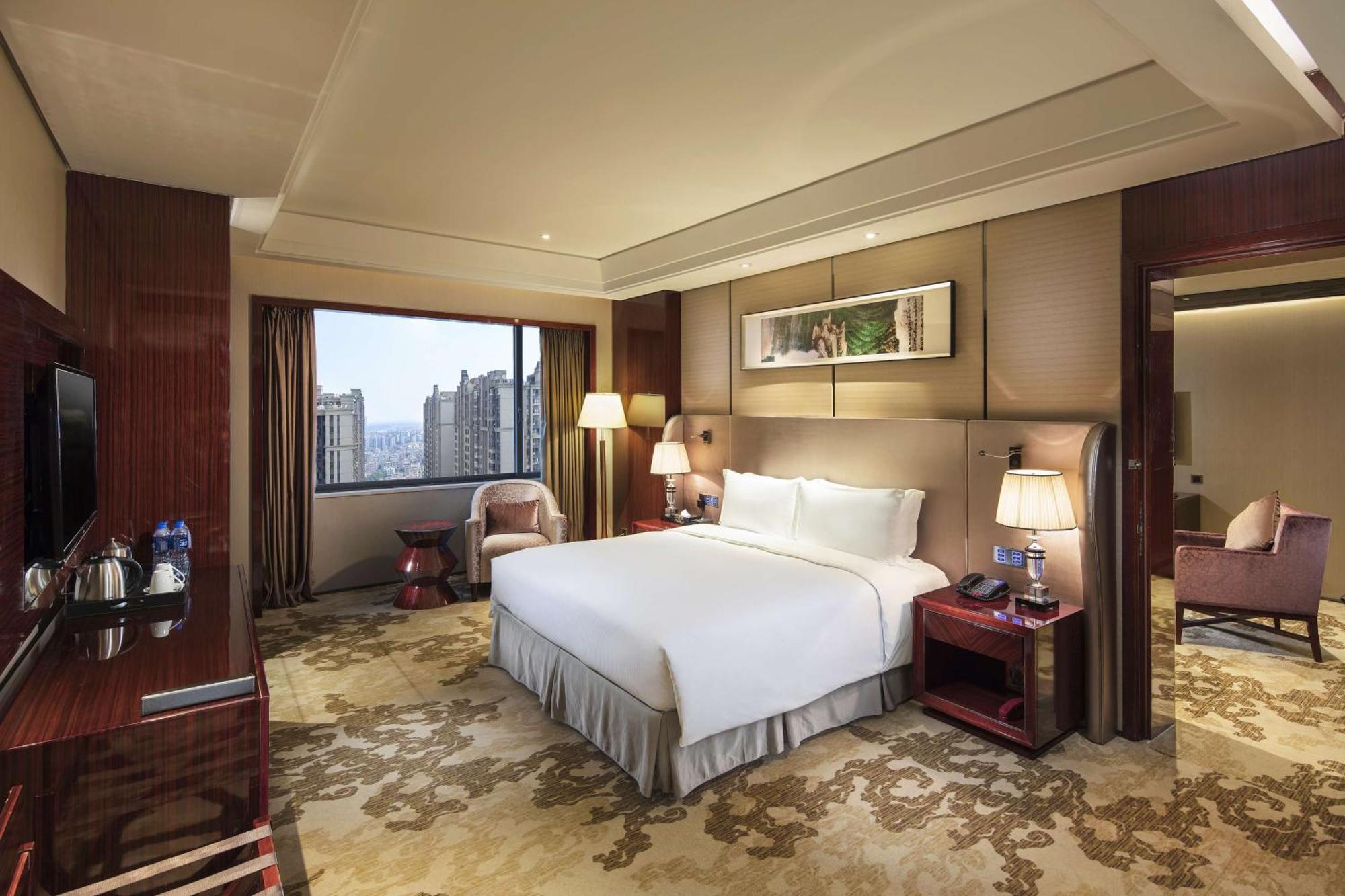 One-Bedroom Deluxe King Suite with Lounge Access