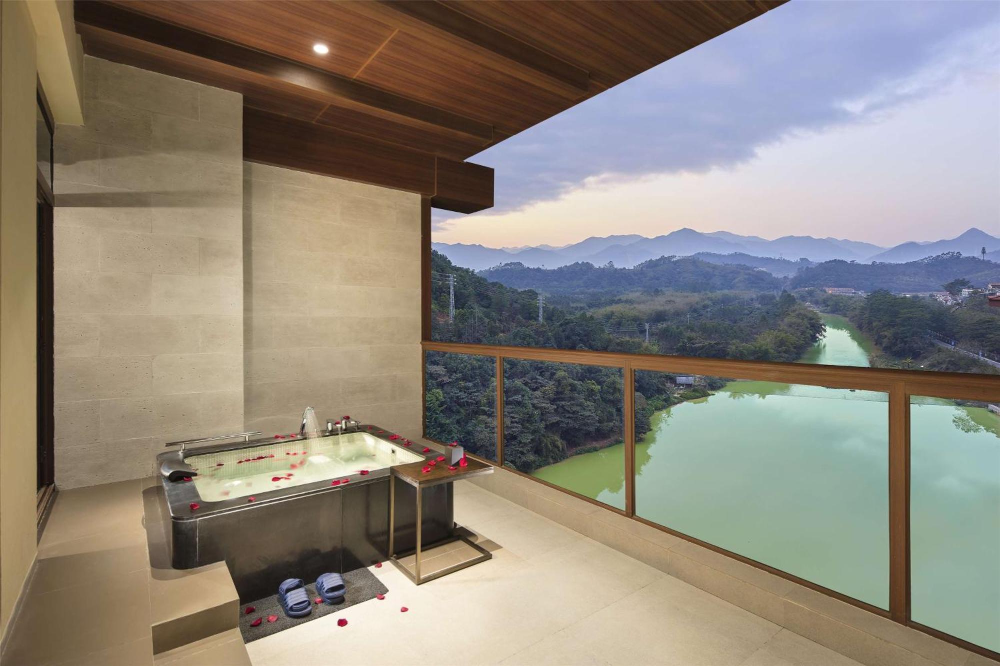 Deluxe King Room with Mountain View