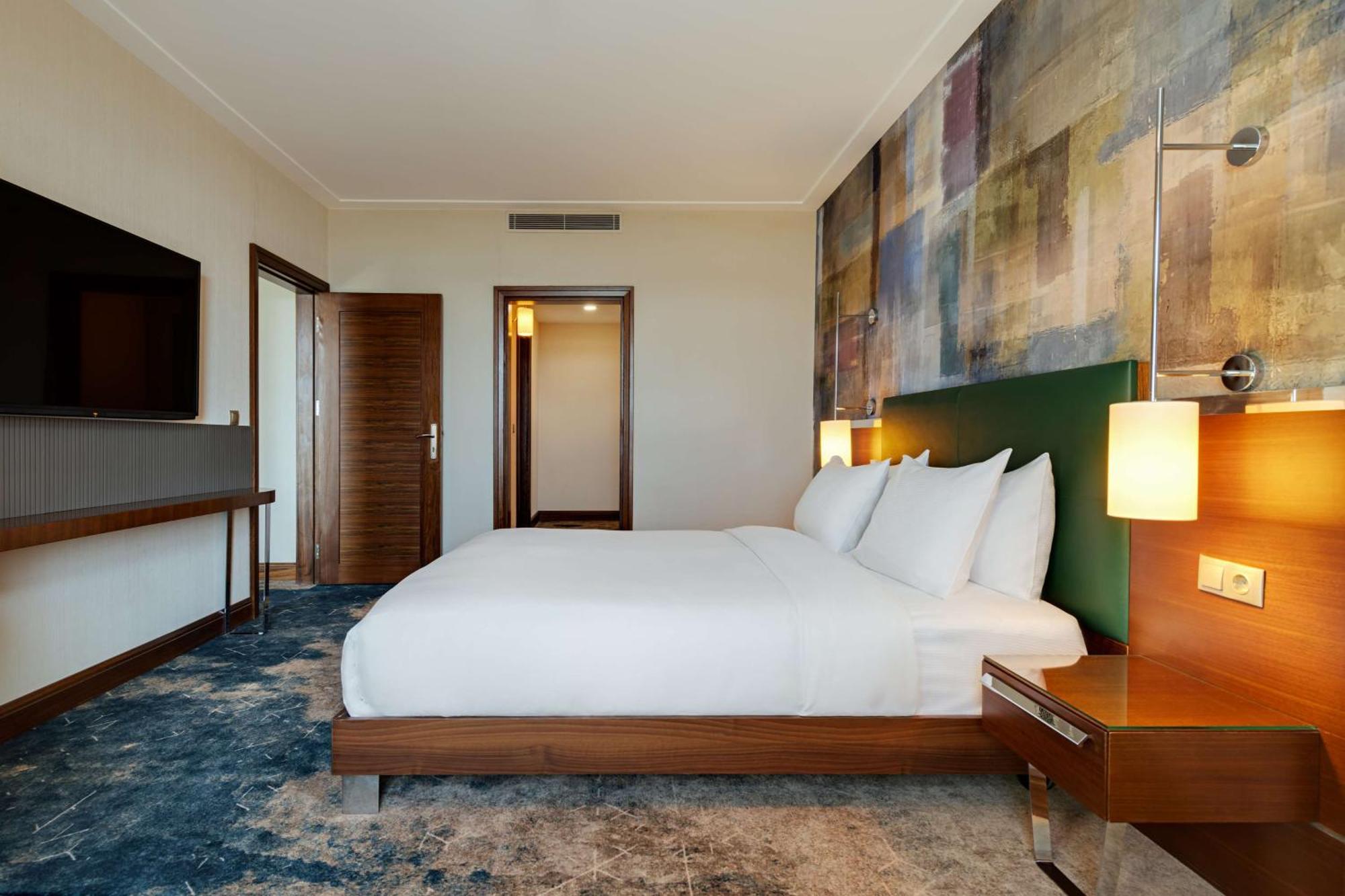 One Bedroom Suite with Lake View