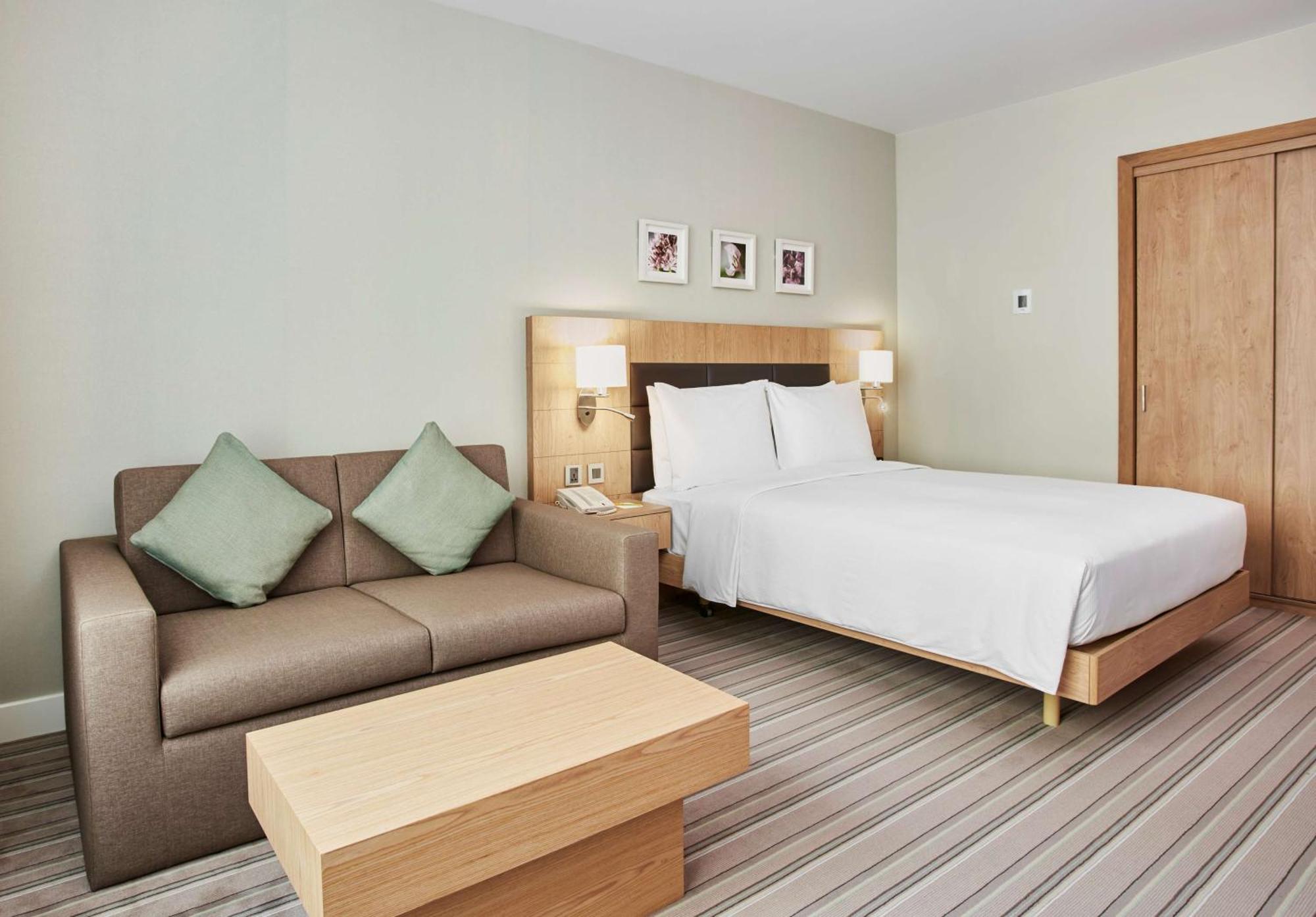 Habitación con cama grande