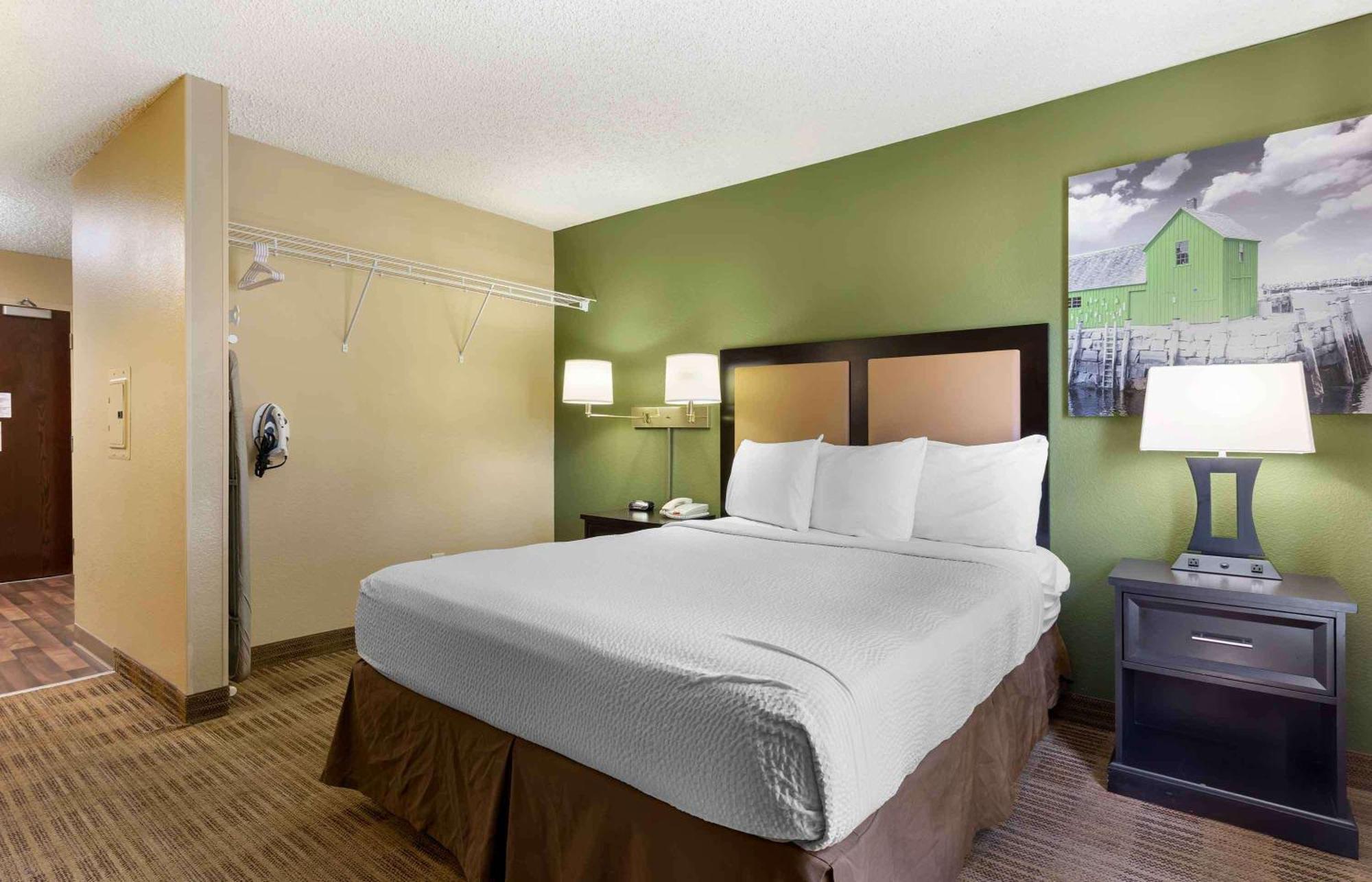 Queen studio 1 Queen Bed Disability Access or Non-Smoking