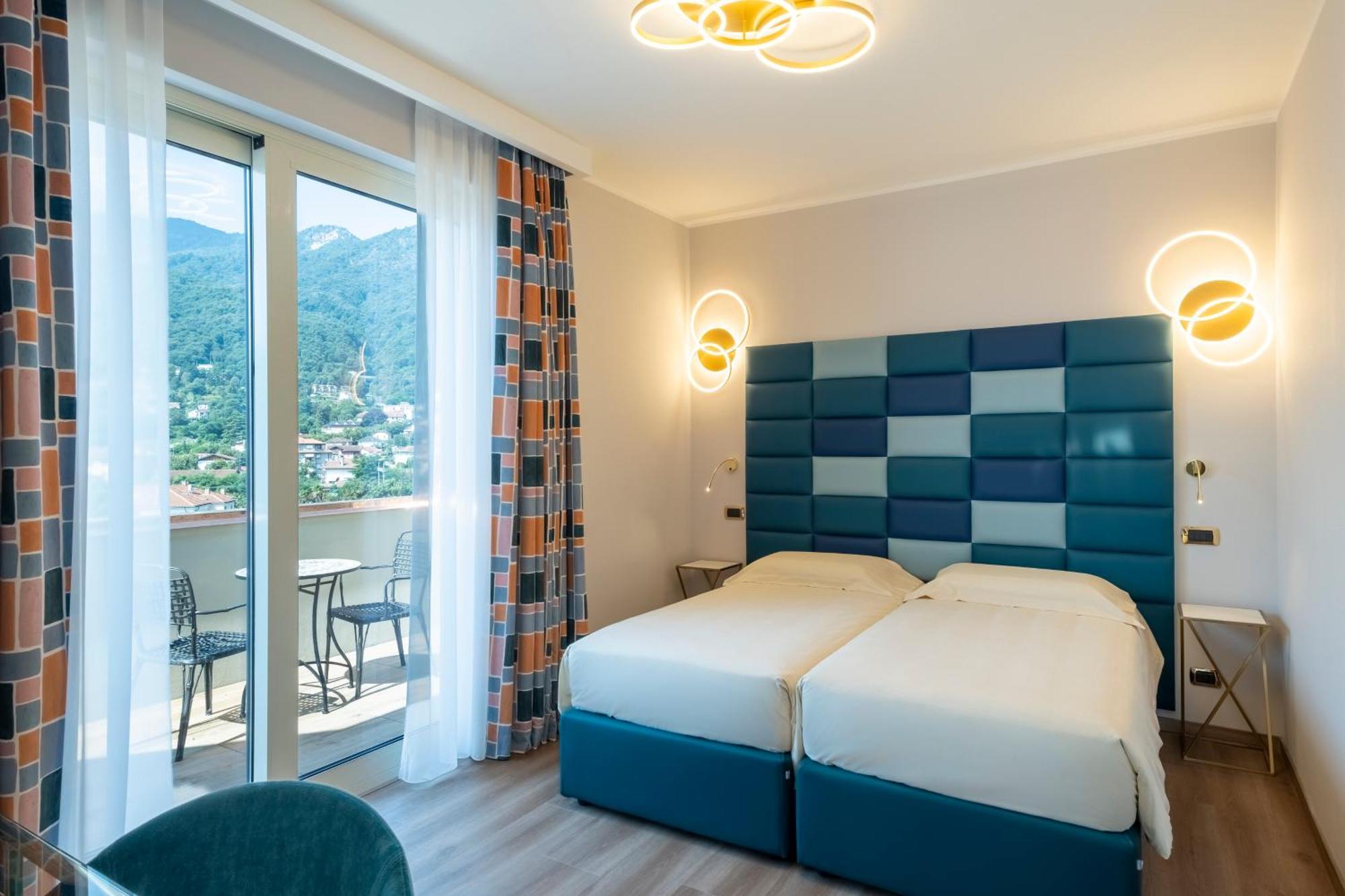 Large Deluxe Two-Bedroom Apartment with Lake View