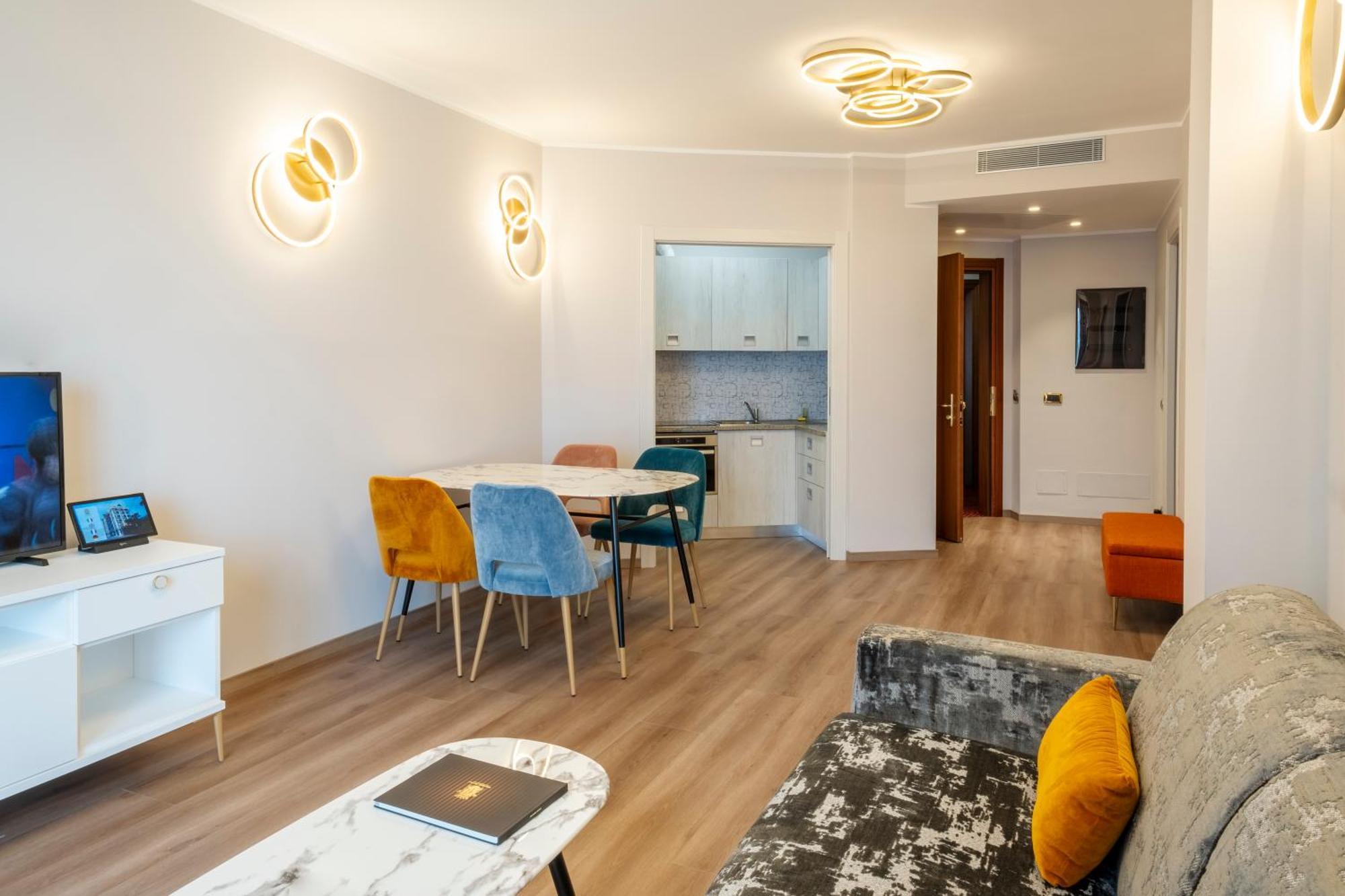 Deluxe Two-Bedroom Apartment with Mountain View