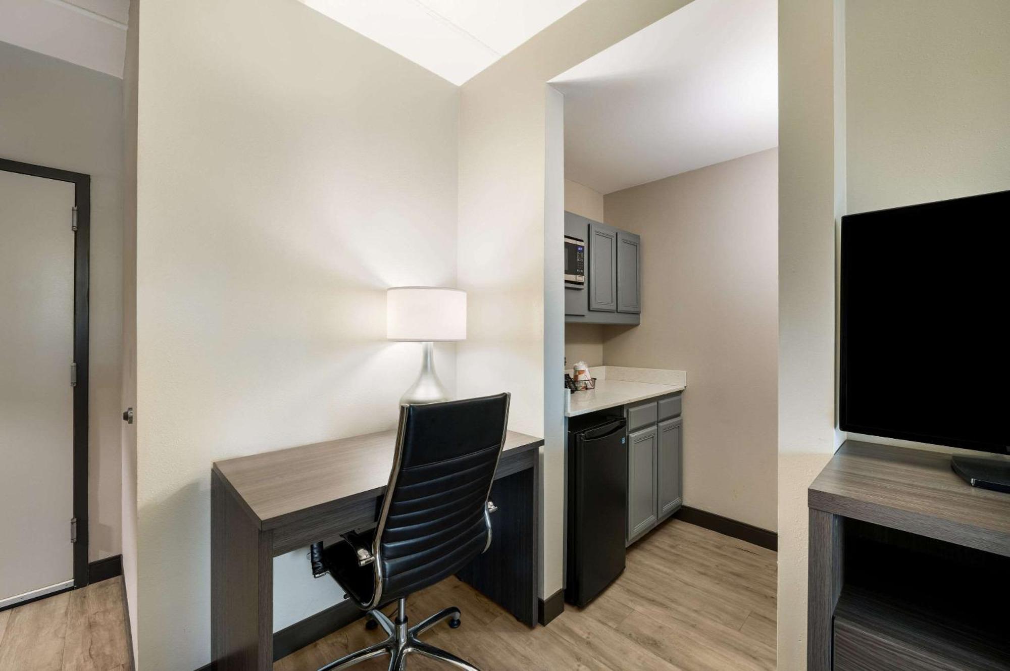Queen Suite with Two Queen Beds - Hearing Accessible/Non-Smoking