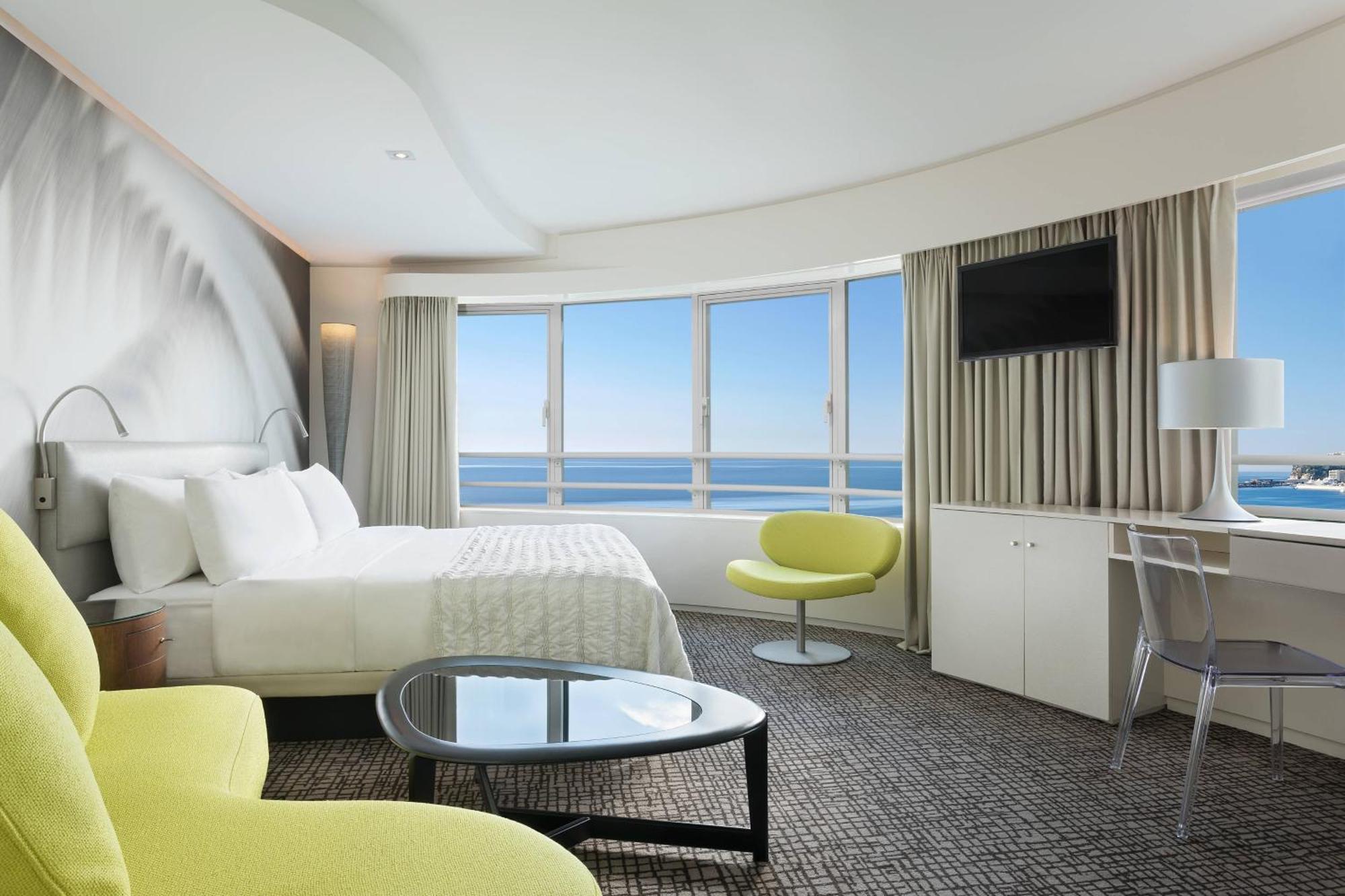 Chambre Lit King-Size Contemporaine - Vue sur Mer - Tours de Cristal